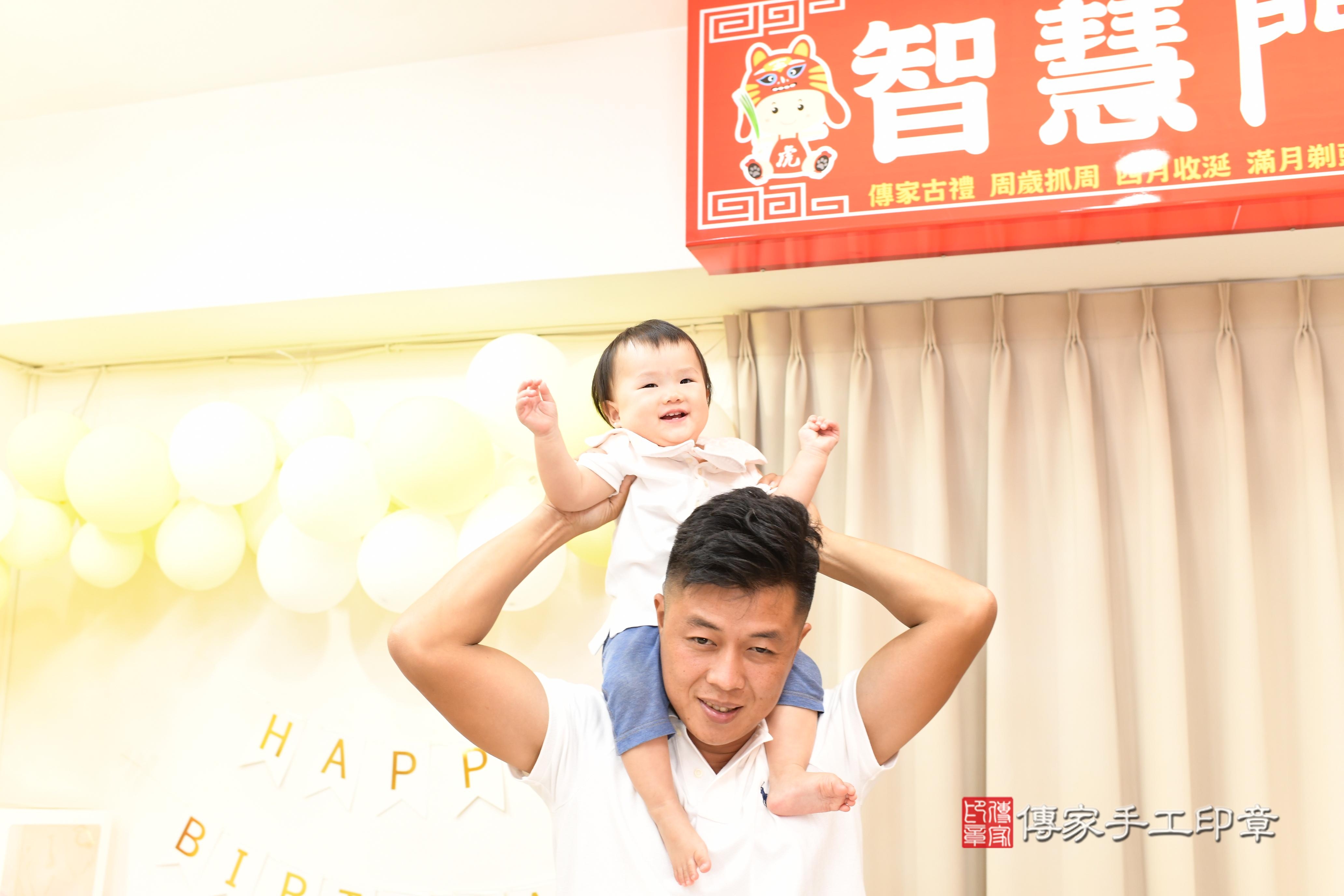 傳家手工印章高雄店、抓周、度脺、中國風會場、傳家嬰兒古禮、吉祥話、抓周道具物品24種、拍照。抓周證書。寶寶抓周、滿周歲、生日快樂、祝福