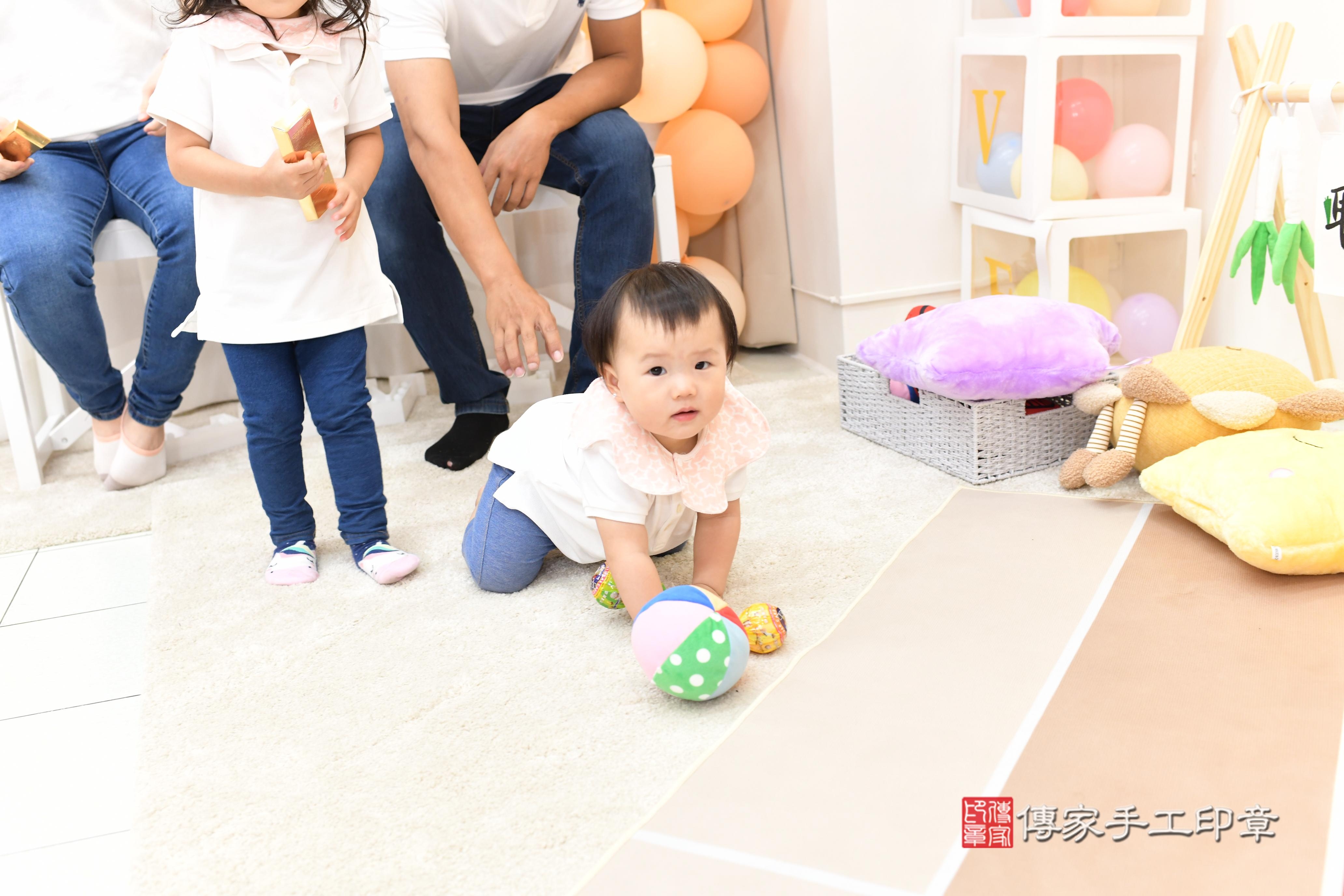 傳家手工印章高雄店、抓周、度脺、中國風會場、傳家嬰兒古禮、吉祥話、抓周道具物品24種、拍照。抓周證書。寶寶抓周、滿周歲、生日快樂、祝福