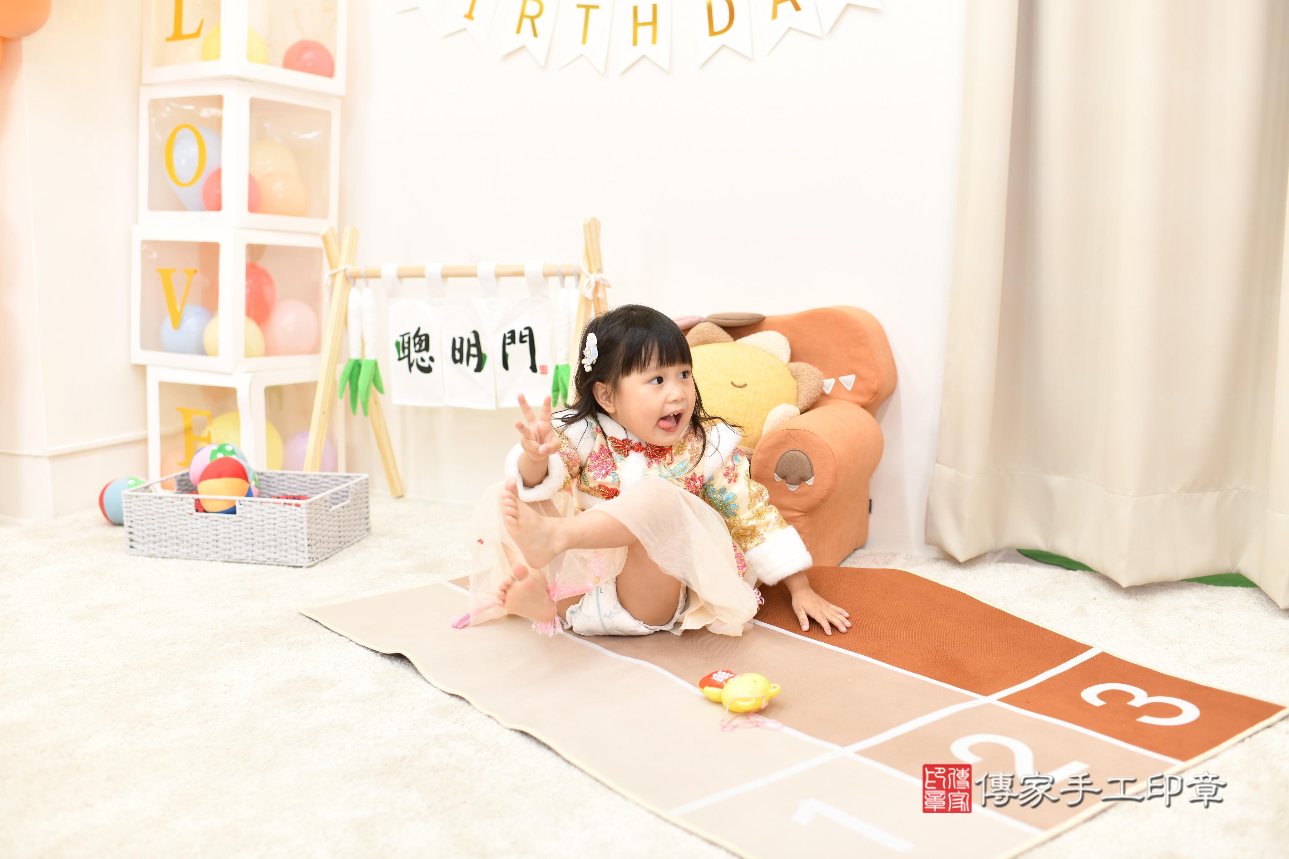 傳家手工印章高雄店、抓周、度脺、中國風會場、傳家嬰兒古禮、吉祥話、抓周道具物品24種、拍照。抓周證書。寶寶抓周、滿周歲、生日快樂、祝福
