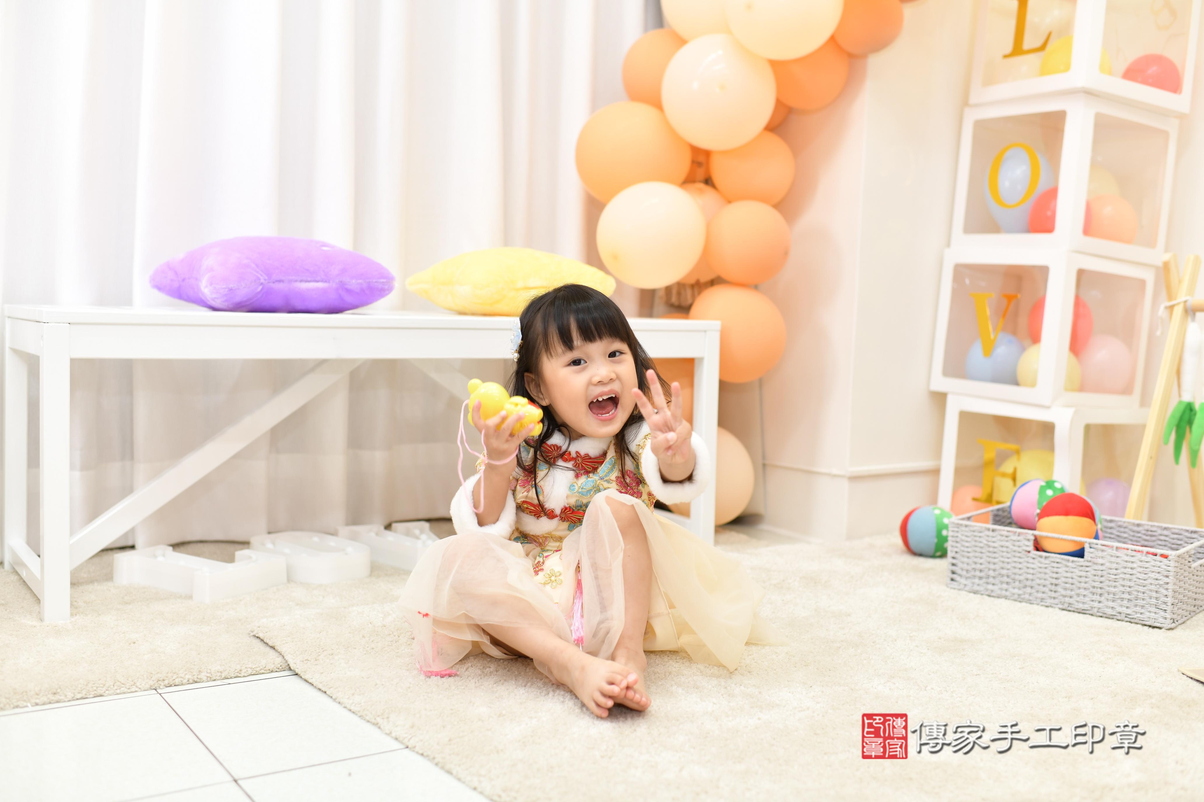 傳家手工印章高雄店、抓周、度脺、中國風會場、傳家嬰兒古禮、吉祥話、抓周道具物品24種、拍照。抓周證書。寶寶抓周、滿周歲、生日快樂、祝福