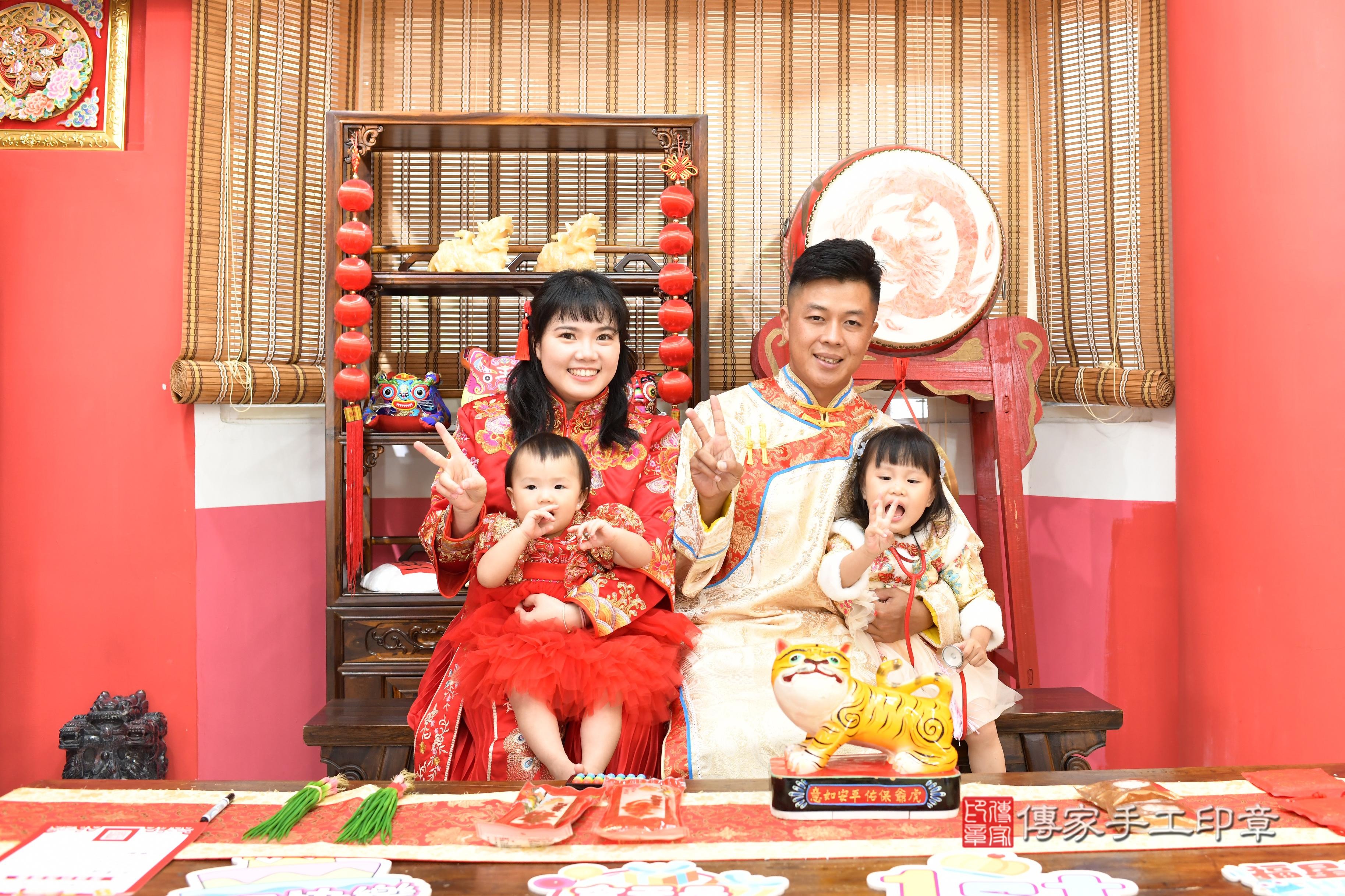 傳家手工印章高雄店、抓周、度脺、中國風會場、傳家嬰兒古禮、吉祥話、抓周道具物品24種、拍照。抓周證書。寶寶抓周、滿周歲、生日快樂、祝福