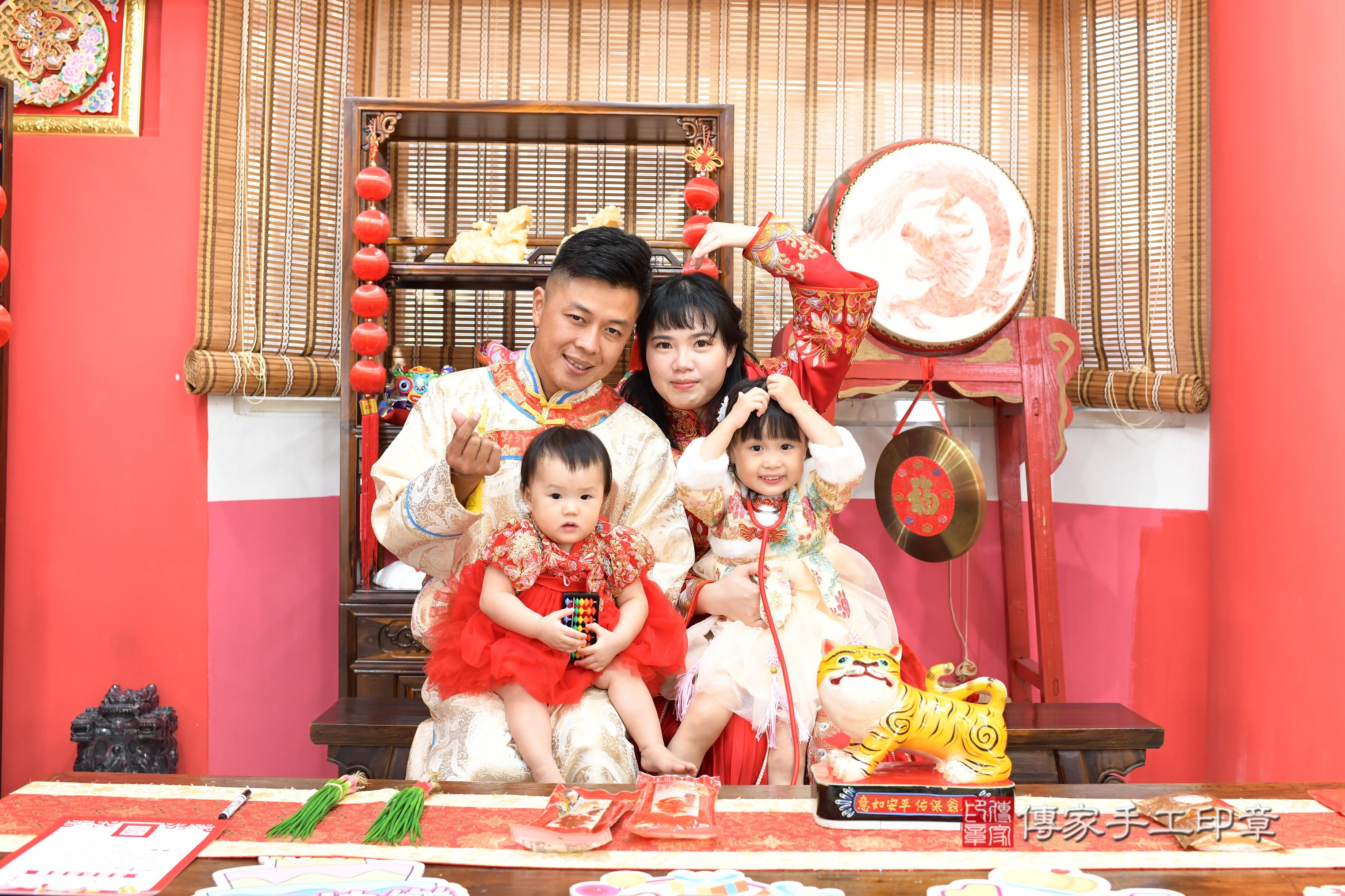 傳家手工印章高雄店、抓周、度脺、中國風會場、傳家嬰兒古禮、吉祥話、抓周道具物品24種、拍照。抓周證書。寶寶抓周、滿周歲、生日快樂、祝福