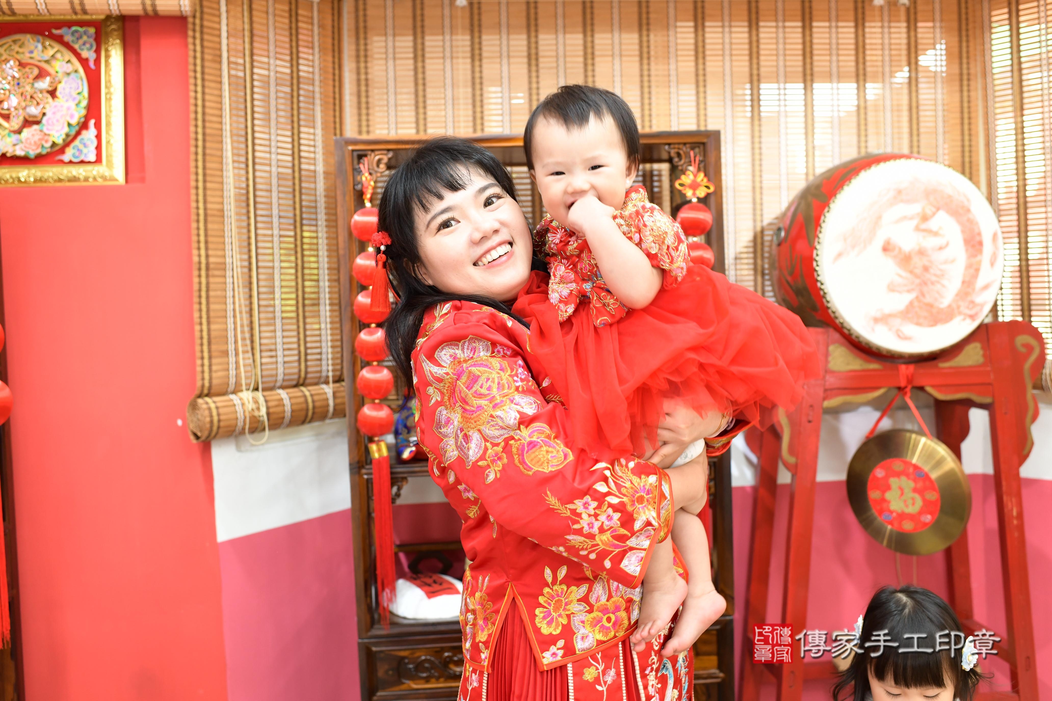 傳家手工印章高雄店、抓周、度脺、中國風會場、傳家嬰兒古禮、吉祥話、抓周道具物品24種、拍照。抓周證書。寶寶抓周、滿周歲、生日快樂、祝福