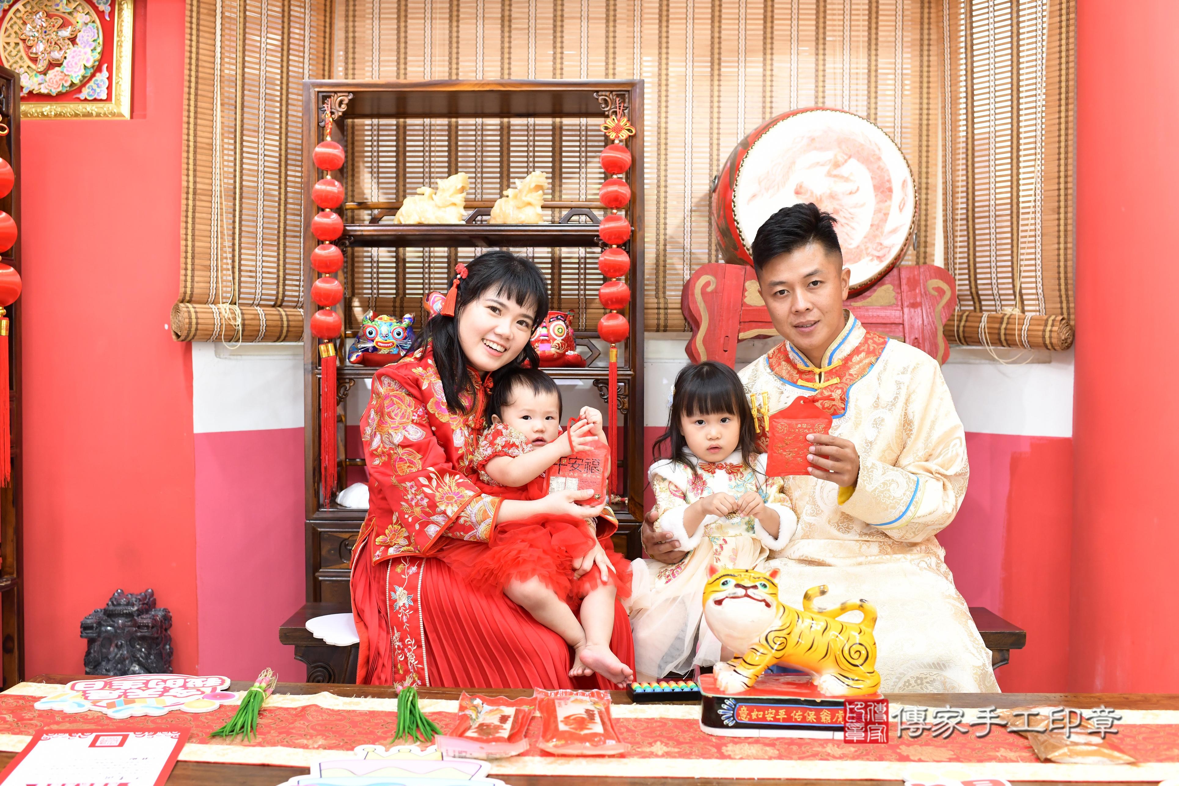 傳家手工印章高雄店、抓周、度脺、中國風會場、傳家嬰兒古禮、吉祥話、抓周道具物品24種、拍照。抓周證書。寶寶抓周、滿周歲、生日快樂、祝福