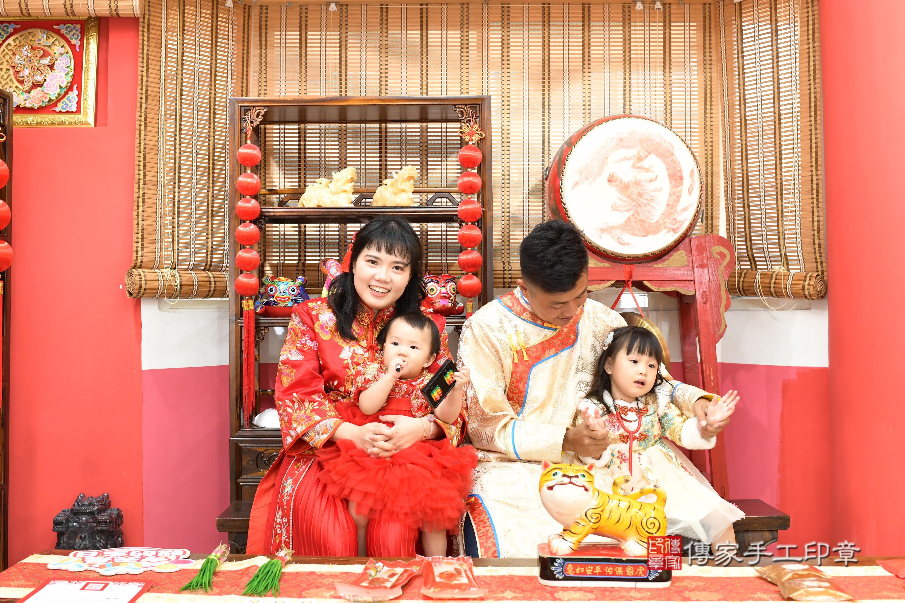 傳家手工印章高雄店、抓周、度脺、中國風會場、傳家嬰兒古禮、吉祥話、抓周道具物品24種、拍照。抓周證書。寶寶抓周、滿周歲、生日快樂、祝福