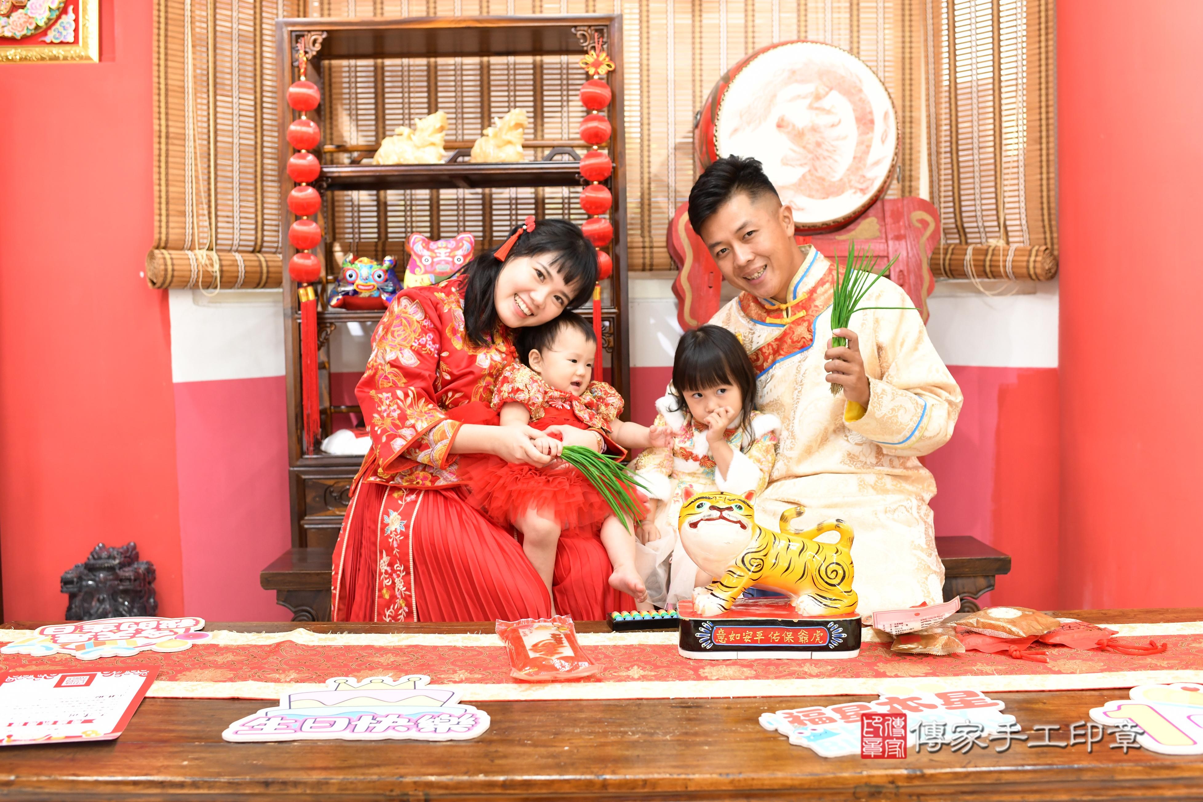 傳家手工印章高雄店、抓周、度脺、中國風會場、傳家嬰兒古禮、吉祥話、抓周道具物品24種、拍照。抓周證書。寶寶抓周、滿周歲、生日快樂、祝福