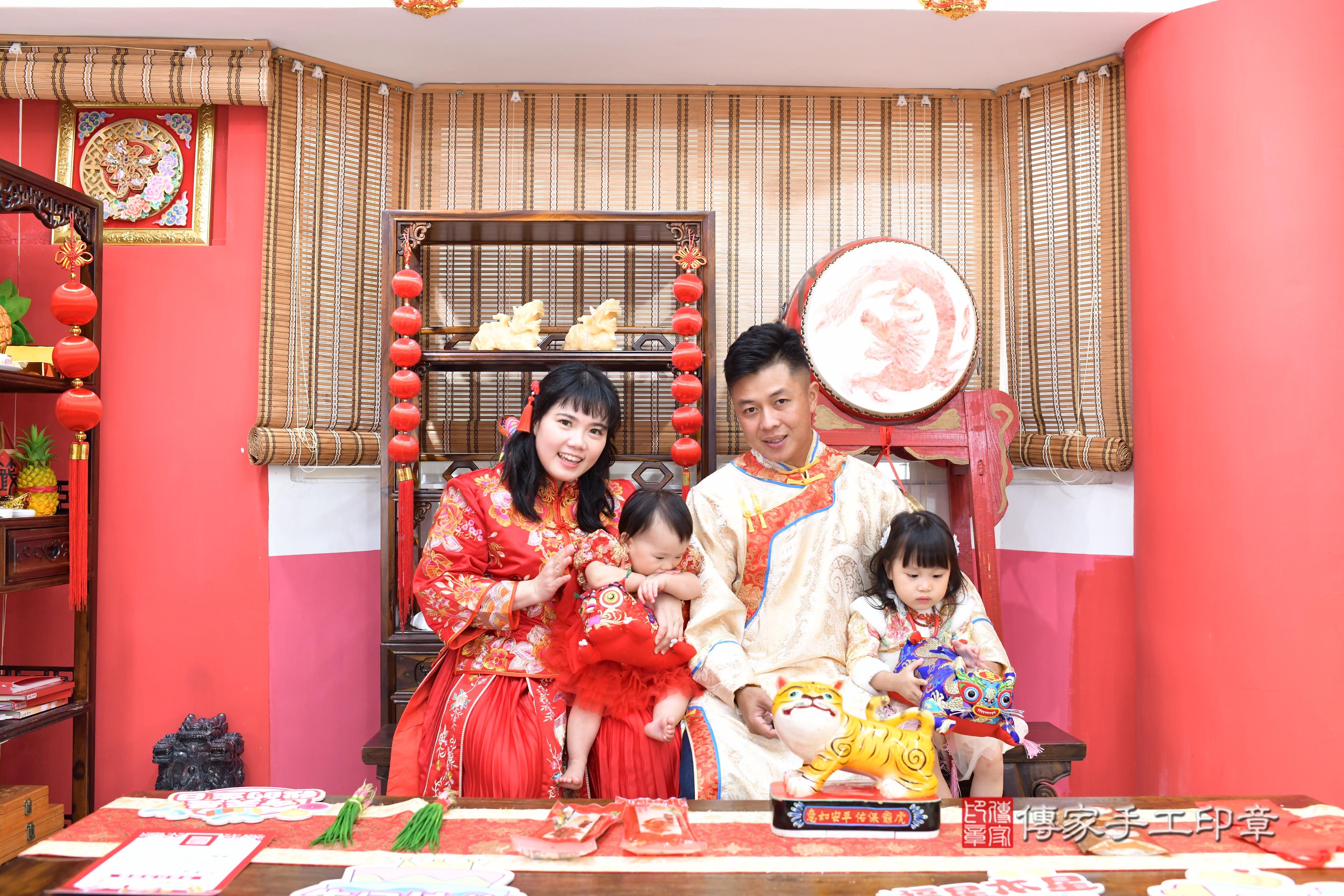 傳家手工印章高雄店、抓周、度脺、中國風會場、傳家嬰兒古禮、吉祥話、抓周道具物品24種、拍照。抓周證書。寶寶抓周、滿周歲、生日快樂、祝福