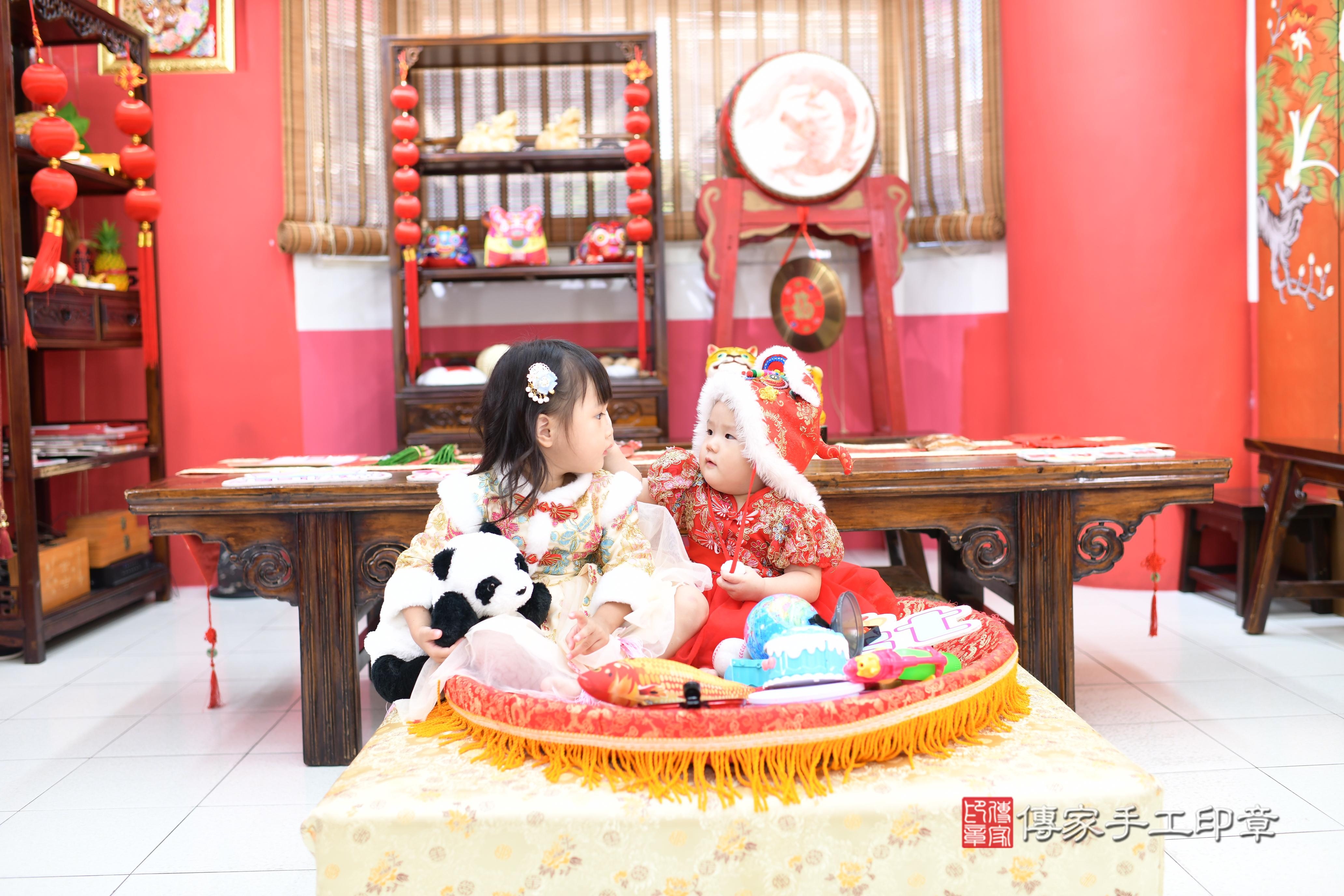 傳家手工印章高雄店、抓周、度脺、中國風會場、傳家嬰兒古禮、吉祥話、抓周道具物品24種、拍照。抓周證書。寶寶抓周、滿周歲、生日快樂、祝福