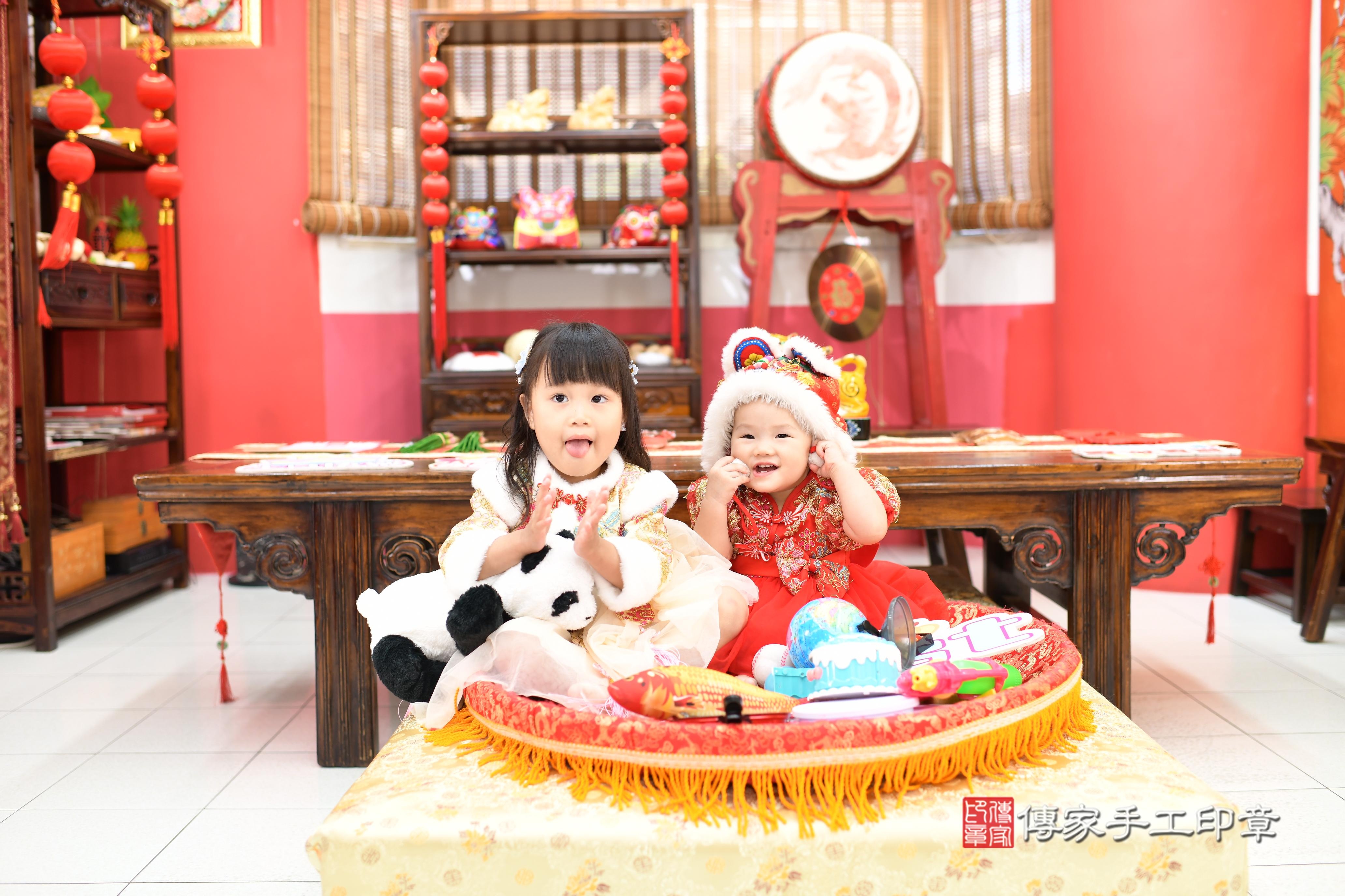 傳家手工印章高雄店、抓周、度脺、中國風會場、傳家嬰兒古禮、吉祥話、抓周道具物品24種、拍照。抓周證書。寶寶抓周、滿周歲、生日快樂、祝福
