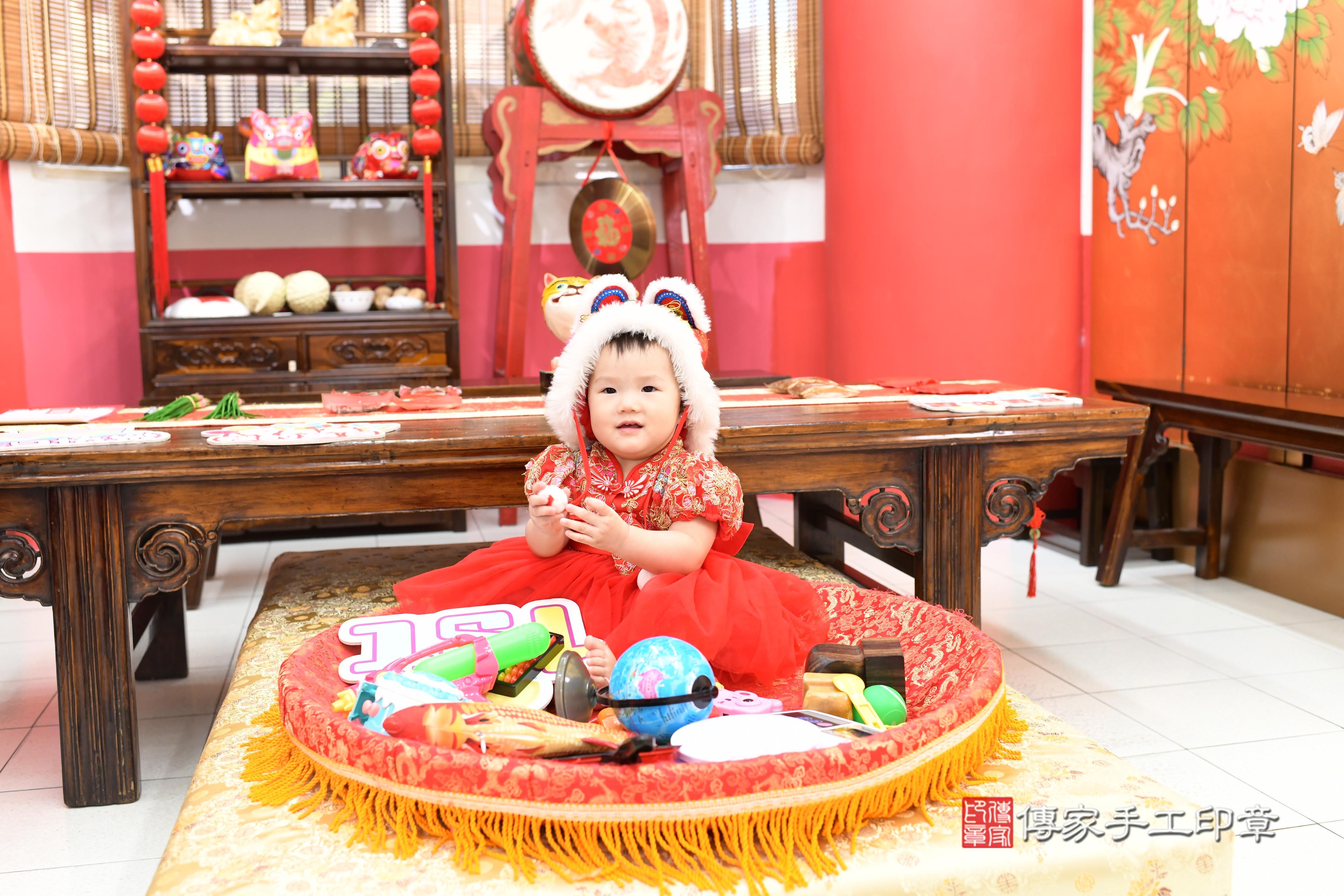 傳家手工印章高雄店、抓周、度脺、中國風會場、傳家嬰兒古禮、吉祥話、抓周道具物品24種、拍照。抓周證書。寶寶抓周、滿周歲、生日快樂、祝福