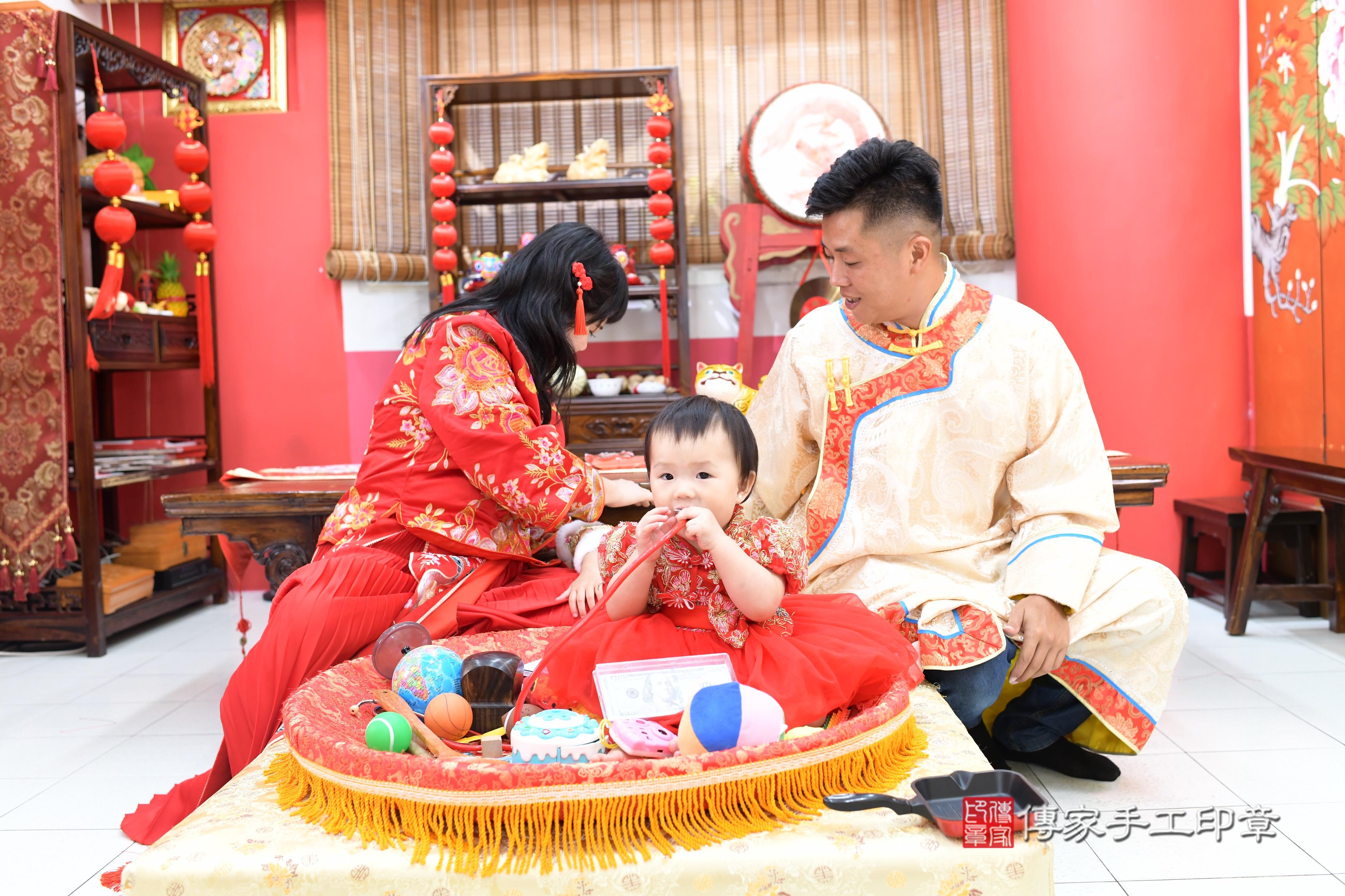 傳家手工印章高雄店、抓周、度脺、中國風會場、傳家嬰兒古禮、吉祥話、抓周道具物品24種、拍照。抓周證書。寶寶抓周、滿周歲、生日快樂、祝福