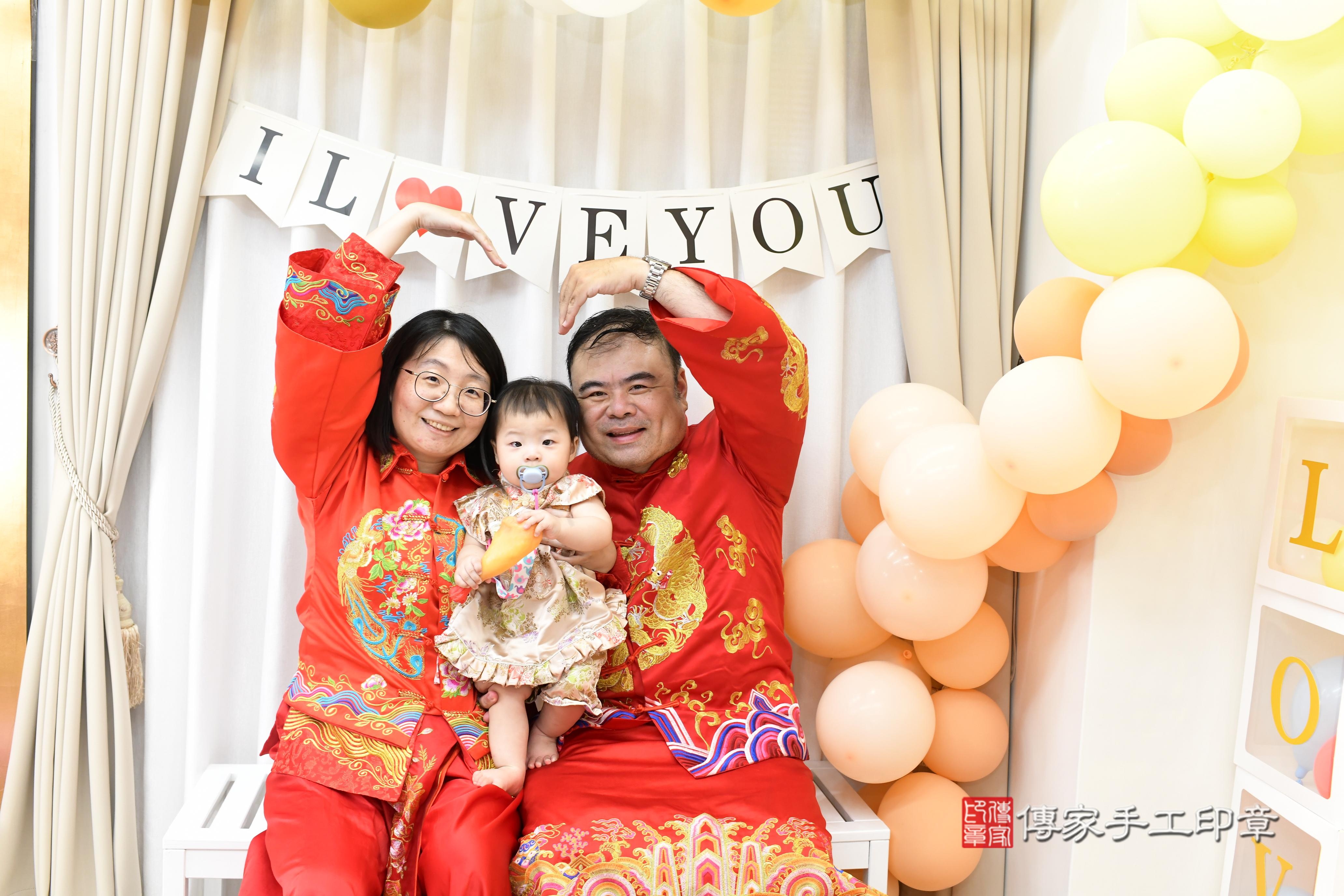 傳家手工印章高雄店、抓周、度脺、中國風會場、傳家嬰兒古禮、吉祥話、抓周道具物品24種、拍照。抓周證書。寶寶抓周、滿周歲、生日快樂、祝福