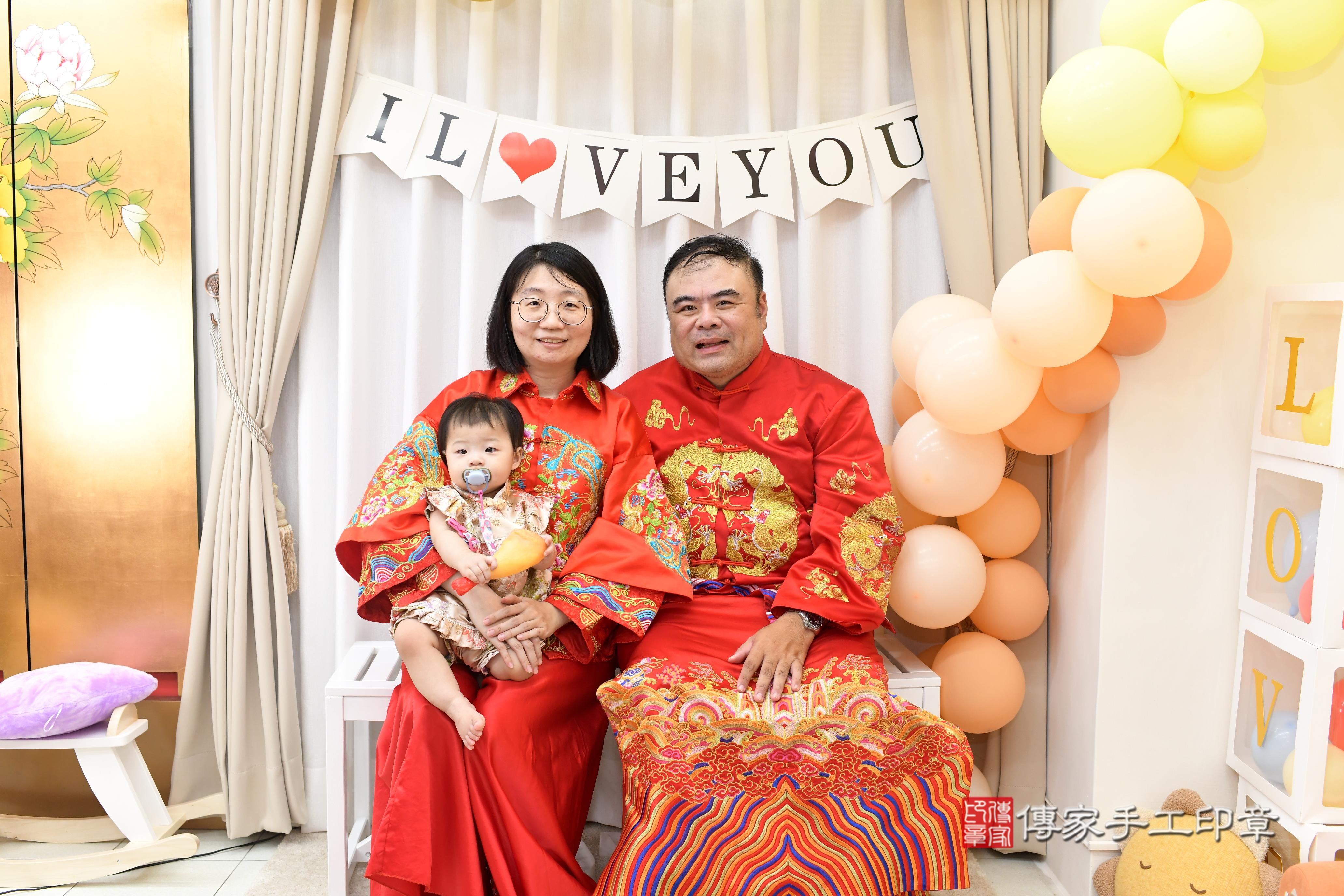 傳家手工印章高雄店、抓周、度脺、中國風會場、傳家嬰兒古禮、吉祥話、抓周道具物品24種、拍照。抓周證書。寶寶抓周、滿周歲、生日快樂、祝福