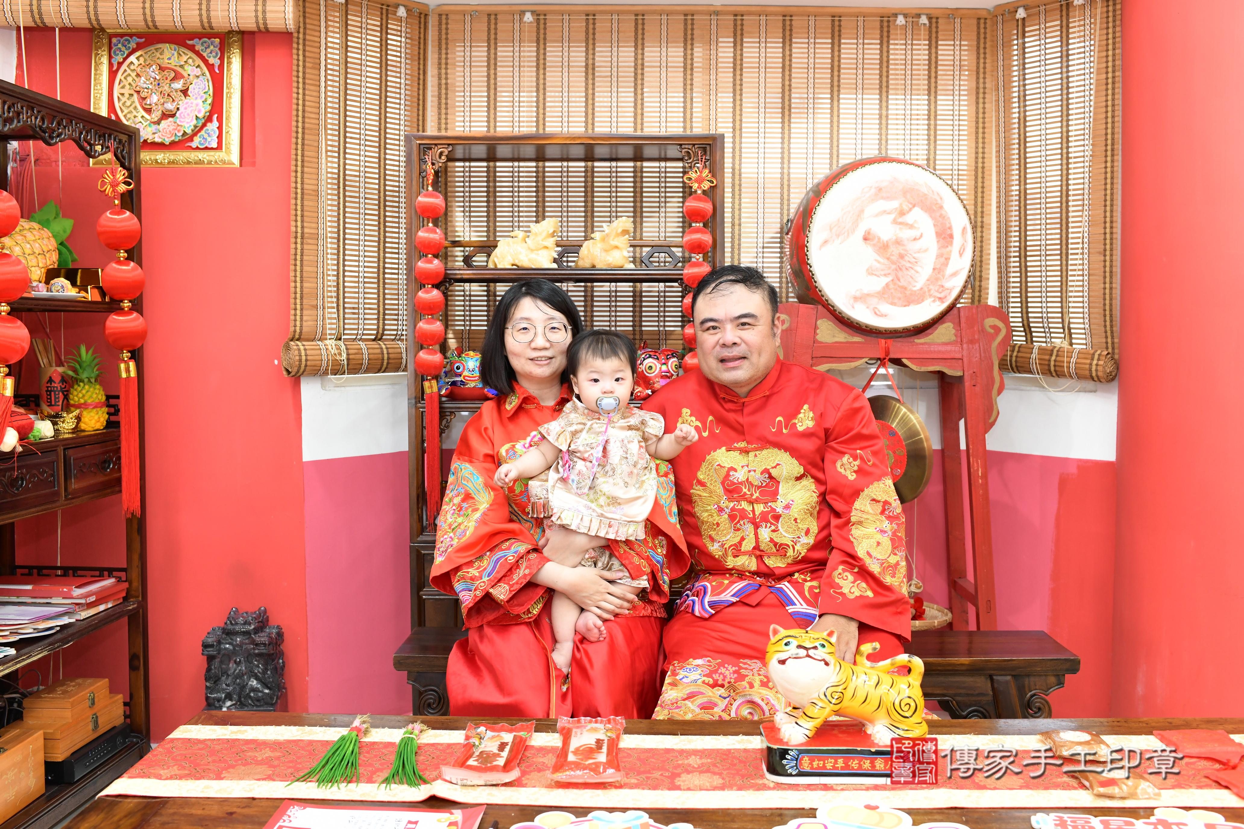 傳家手工印章高雄店、抓周、度脺、中國風會場、傳家嬰兒古禮、吉祥話、抓周道具物品24種、拍照。抓周證書。寶寶抓周、滿周歲、生日快樂、祝福