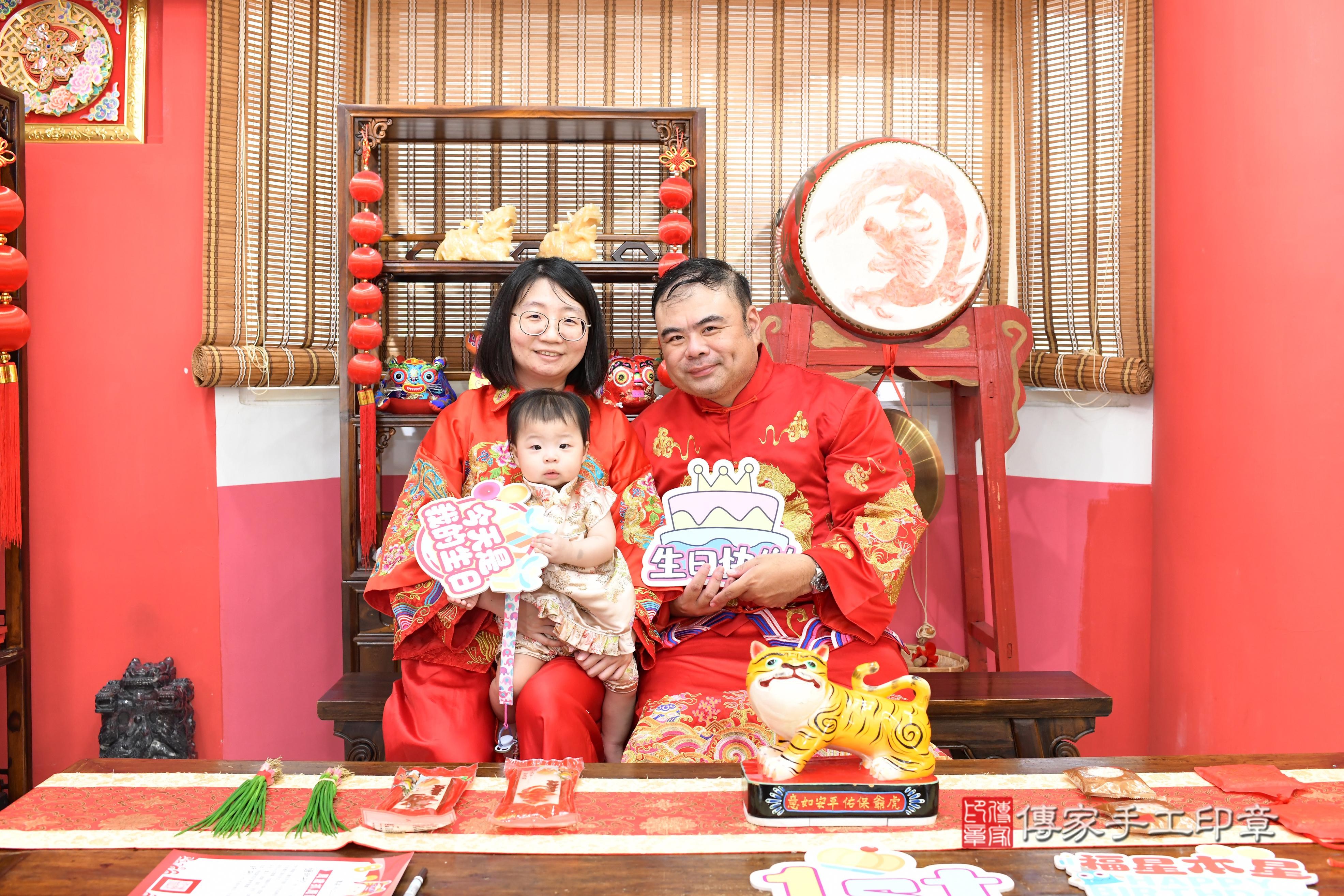 傳家手工印章高雄店、抓周、度脺、中國風會場、傳家嬰兒古禮、吉祥話、抓周道具物品24種、拍照。抓周證書。寶寶抓周、滿周歲、生日快樂、祝福