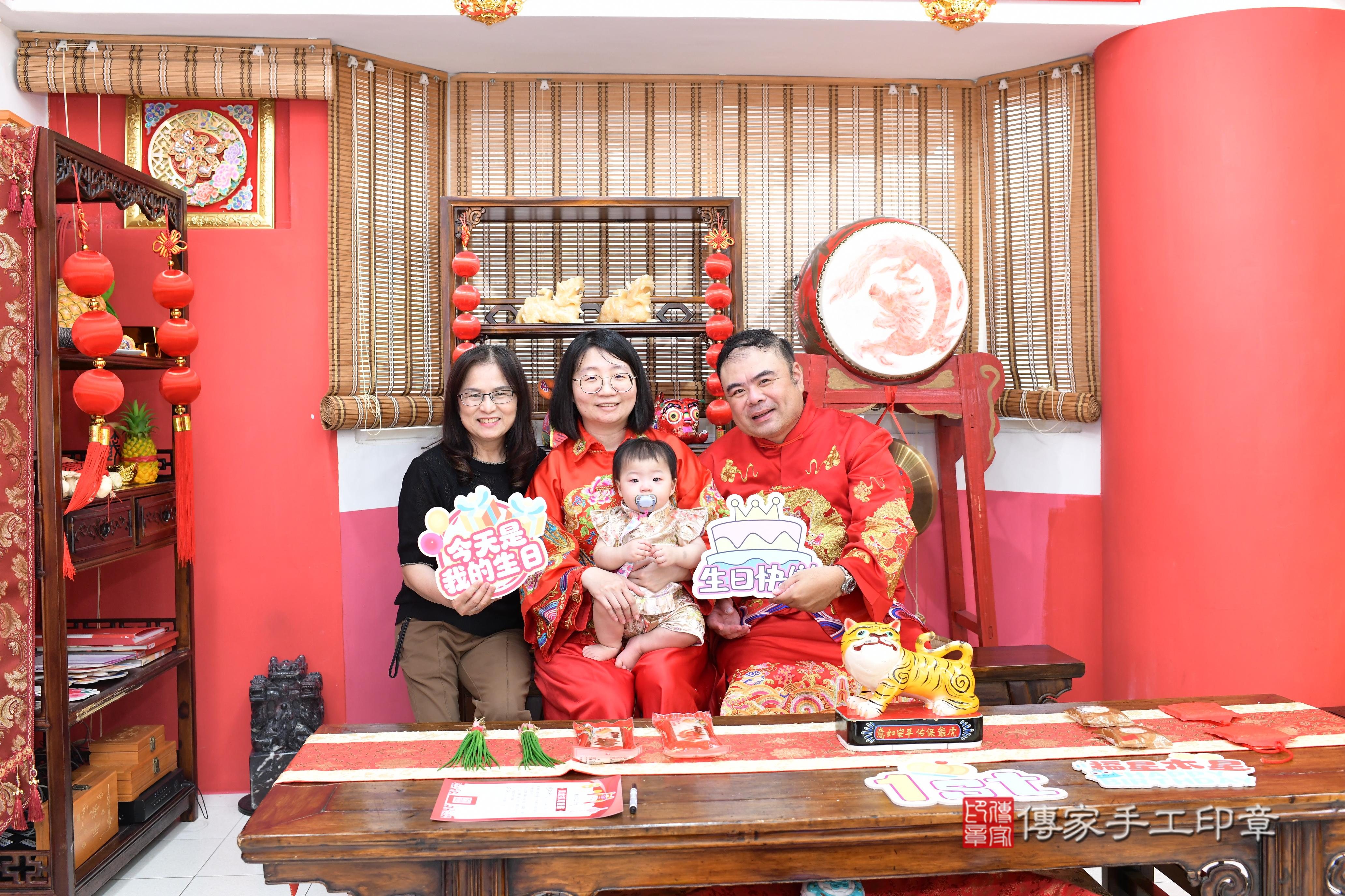 傳家手工印章高雄店、抓周、度脺、中國風會場、傳家嬰兒古禮、吉祥話、抓周道具物品24種、拍照。抓周證書。寶寶抓周、滿周歲、生日快樂、祝福