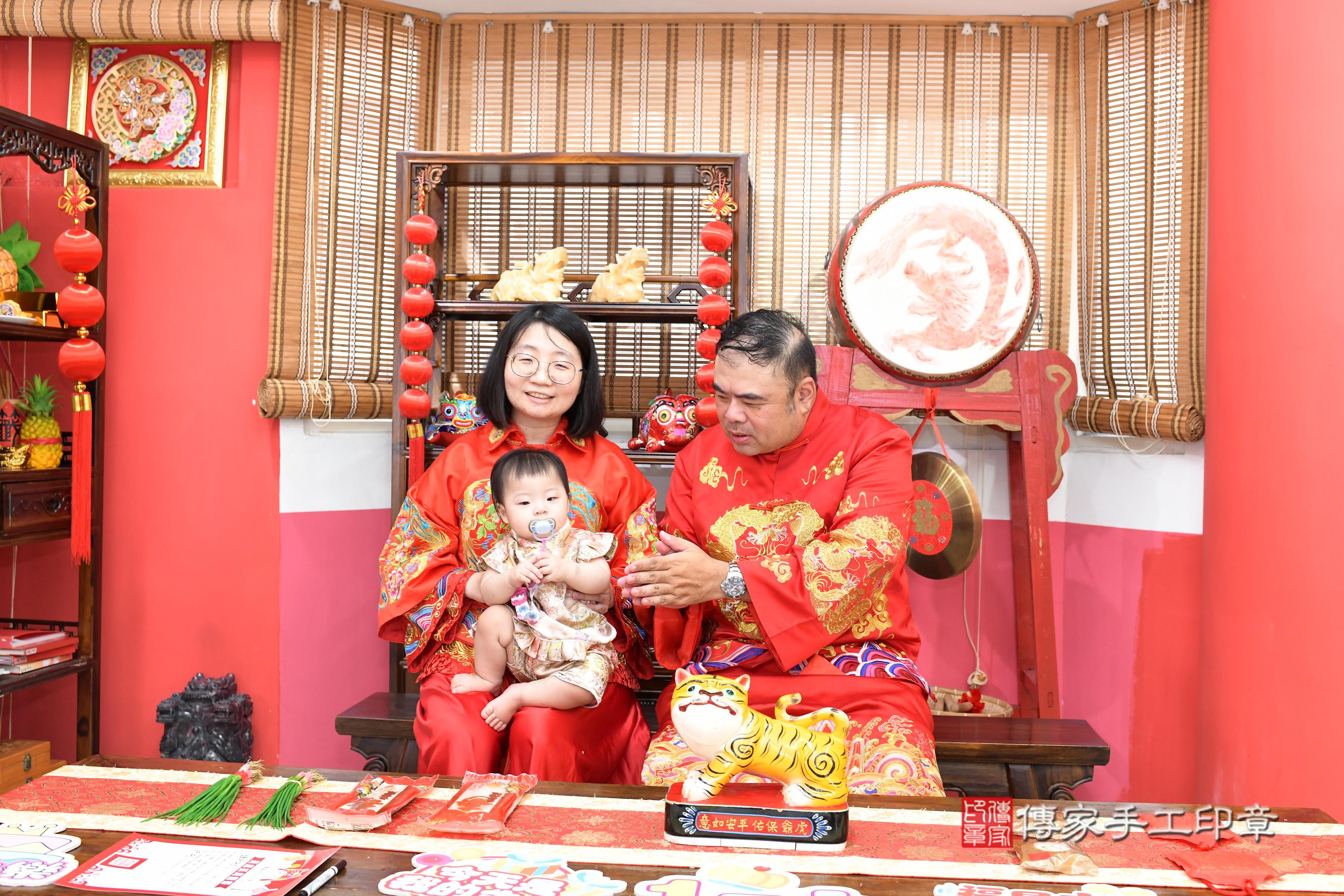 傳家手工印章高雄店、抓周、度脺、中國風會場、傳家嬰兒古禮、吉祥話、抓周道具物品24種、拍照。抓周證書。寶寶抓周、滿周歲、生日快樂、祝福