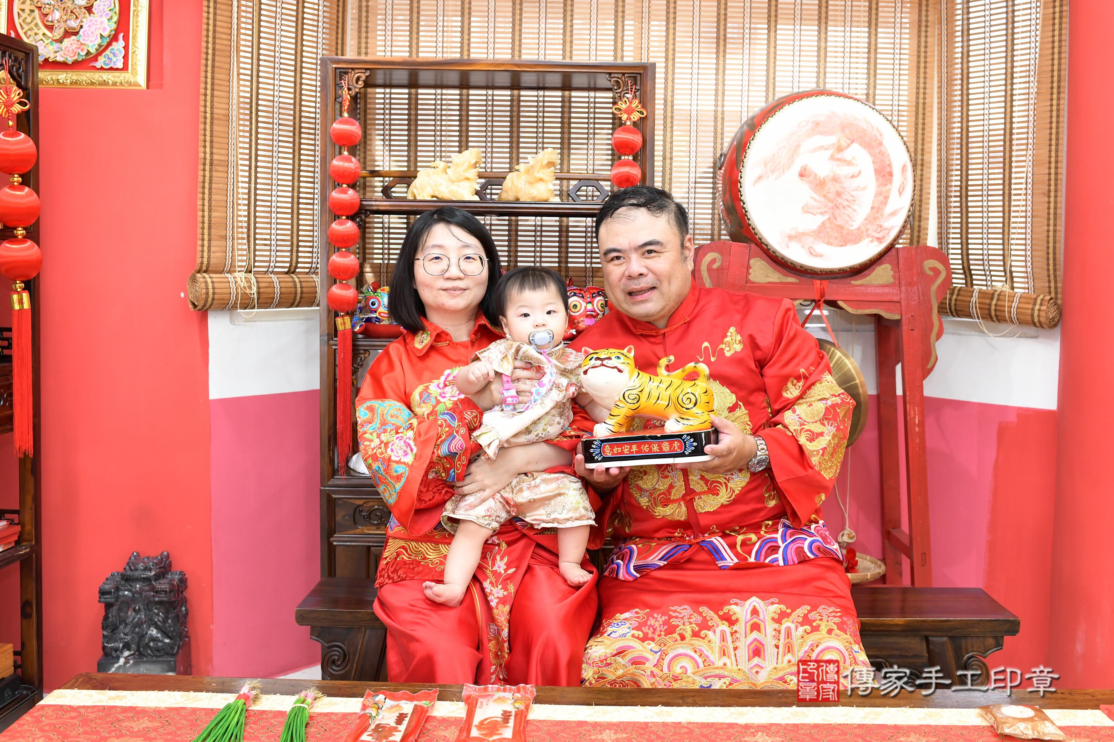 傳家手工印章高雄店、抓周、度脺、中國風會場、傳家嬰兒古禮、吉祥話、抓周道具物品24種、拍照。抓周證書。寶寶抓周、滿周歲、生日快樂、祝福