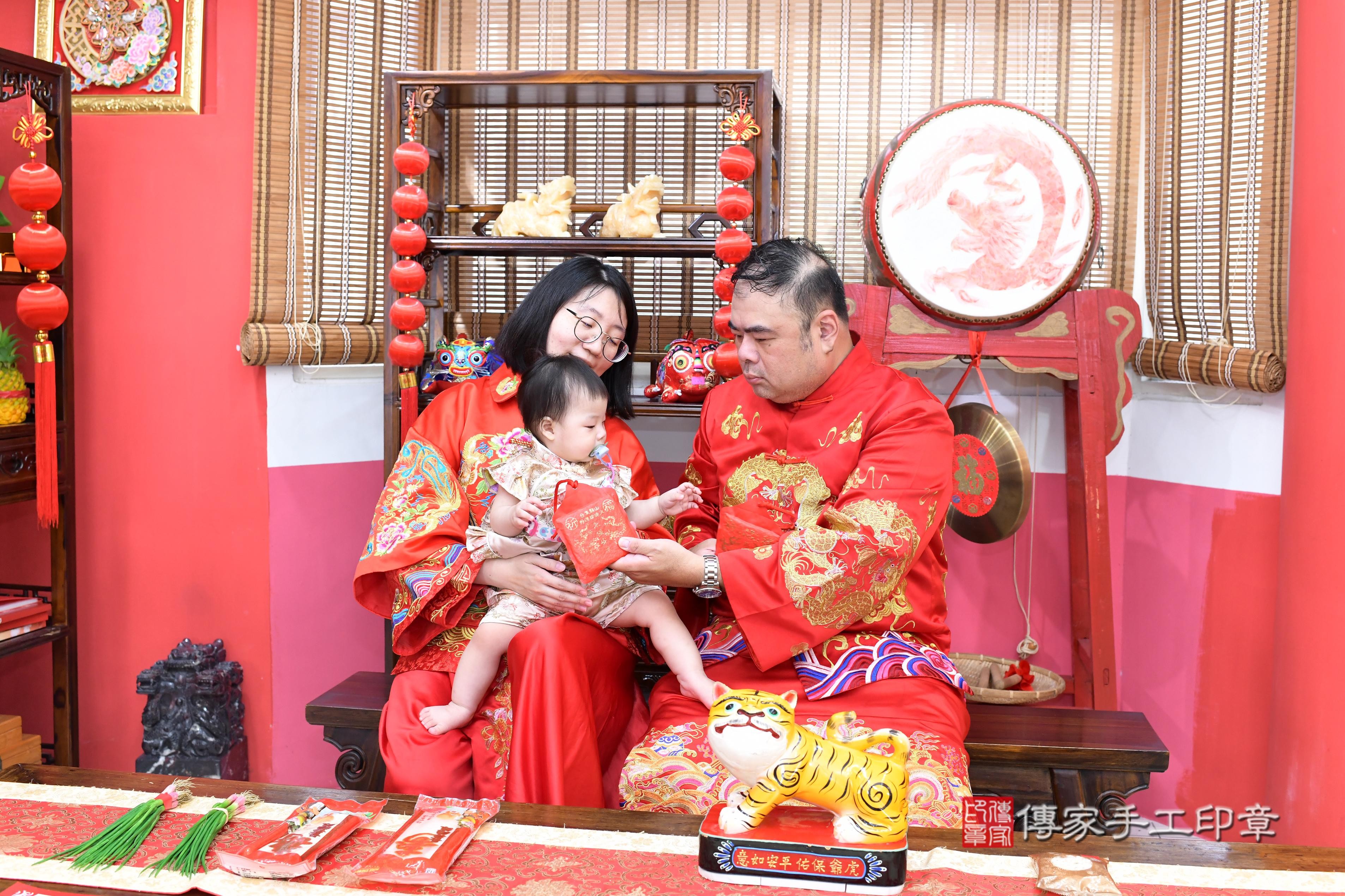 傳家手工印章高雄店、抓周、度脺、中國風會場、傳家嬰兒古禮、吉祥話、抓周道具物品24種、拍照。抓周證書。寶寶抓周、滿周歲、生日快樂、祝福