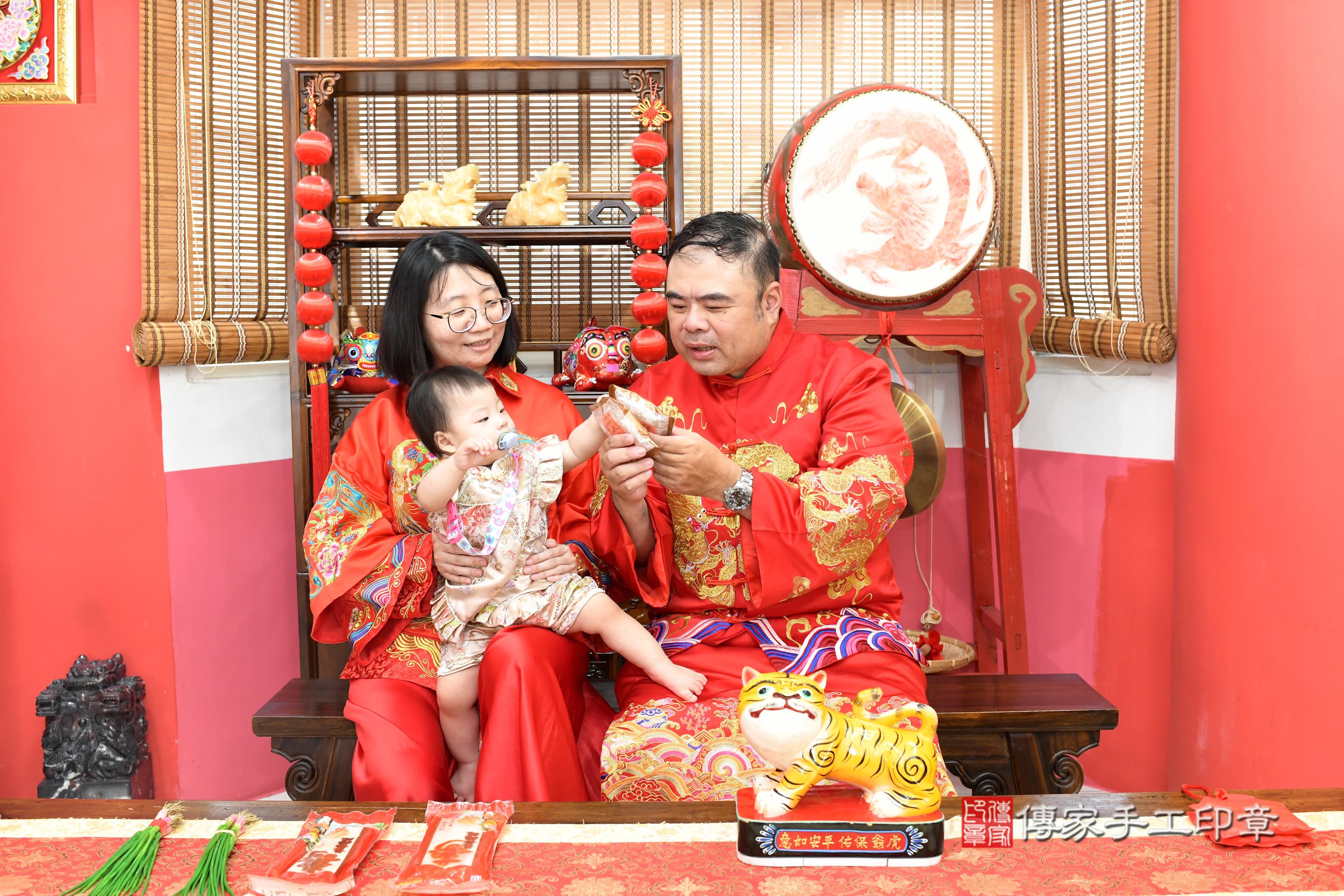 傳家手工印章高雄店、抓周、度脺、中國風會場、傳家嬰兒古禮、吉祥話、抓周道具物品24種、拍照。抓周證書。寶寶抓周、滿周歲、生日快樂、祝福