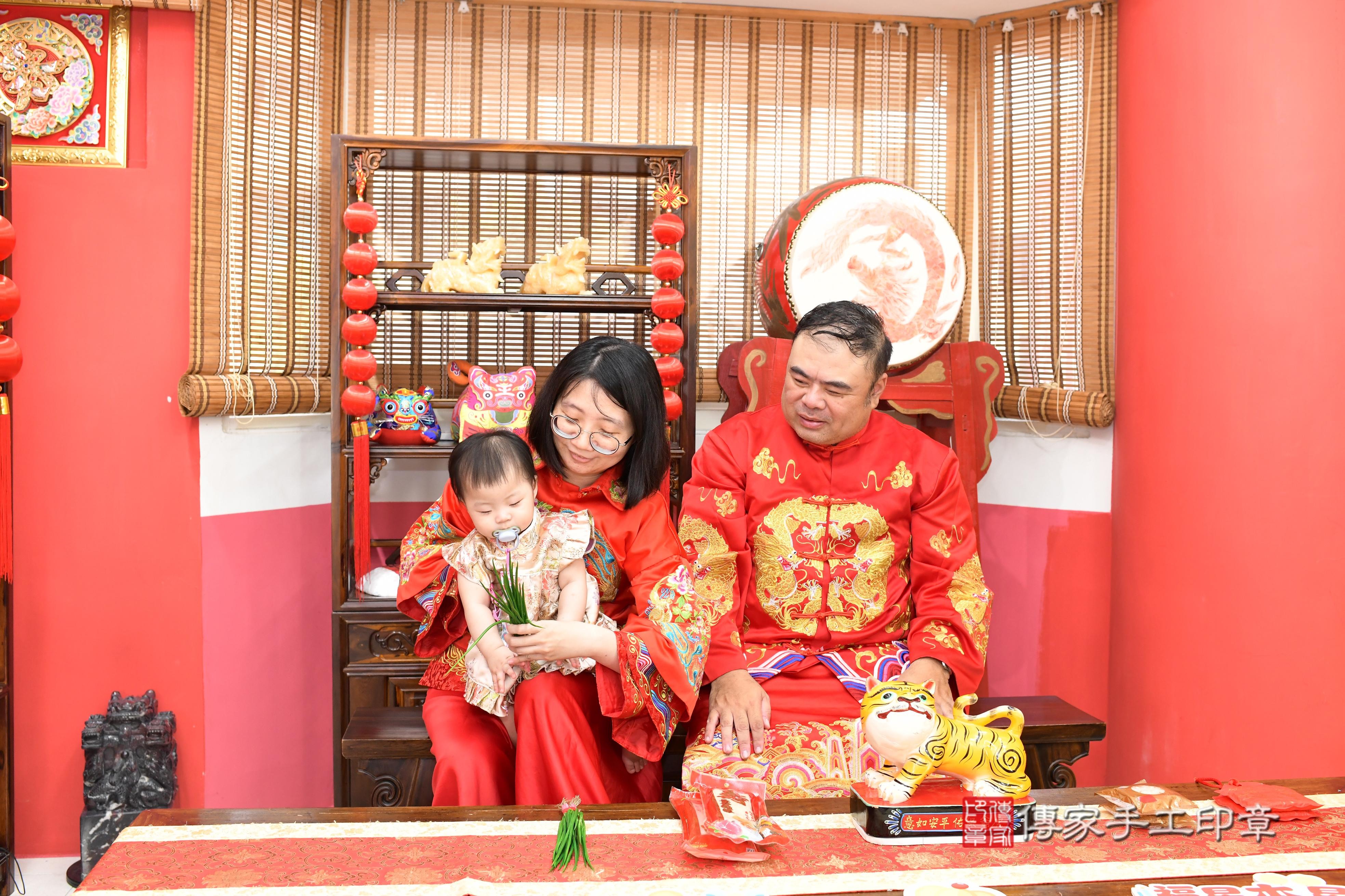 傳家手工印章高雄店、抓周、度脺、中國風會場、傳家嬰兒古禮、吉祥話、抓周道具物品24種、拍照。抓周證書。寶寶抓周、滿周歲、生日快樂、祝福