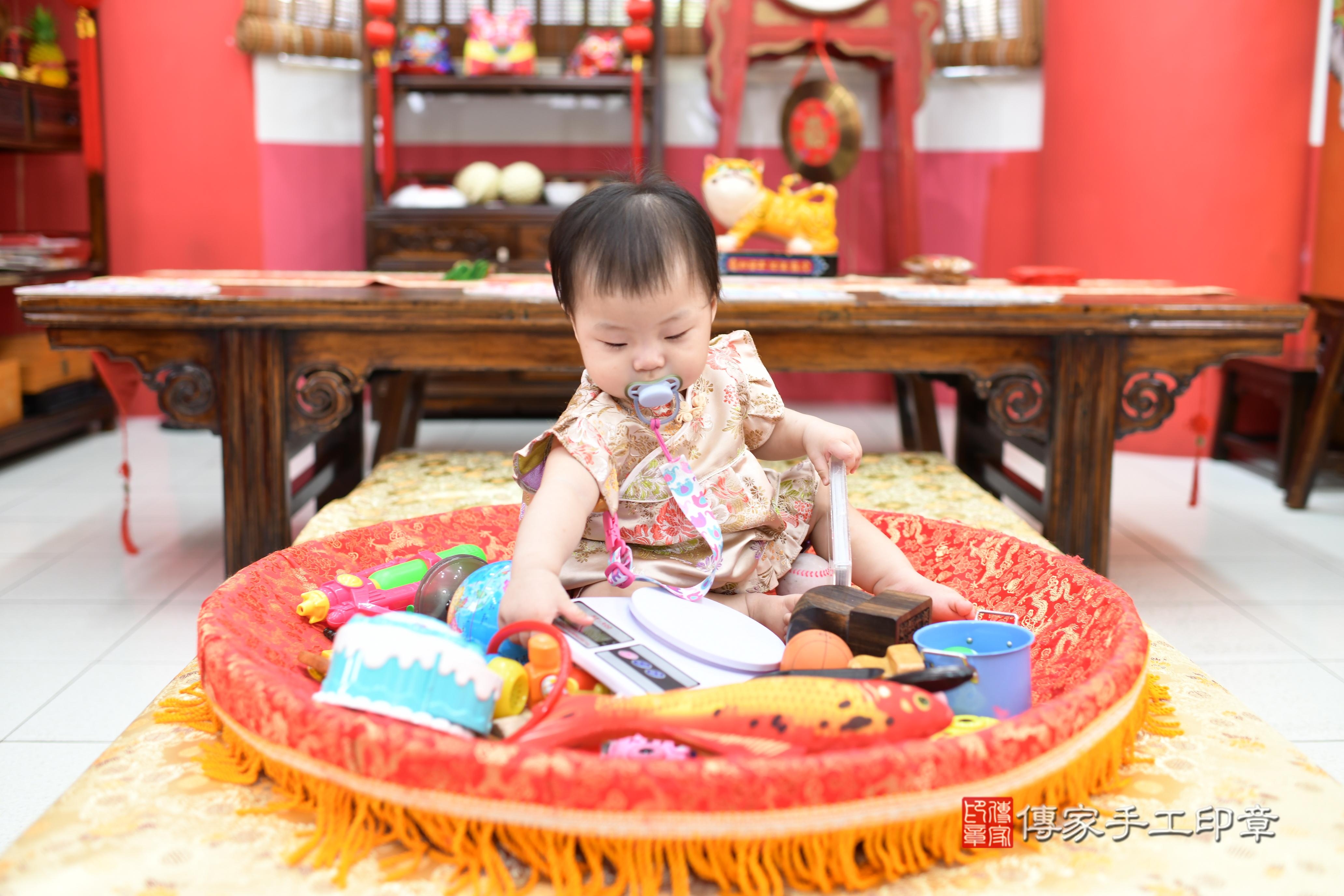 傳家手工印章高雄店、抓周、度脺、中國風會場、傳家嬰兒古禮、吉祥話、抓周道具物品24種、拍照。抓周證書。寶寶抓周、滿周歲、生日快樂、祝福