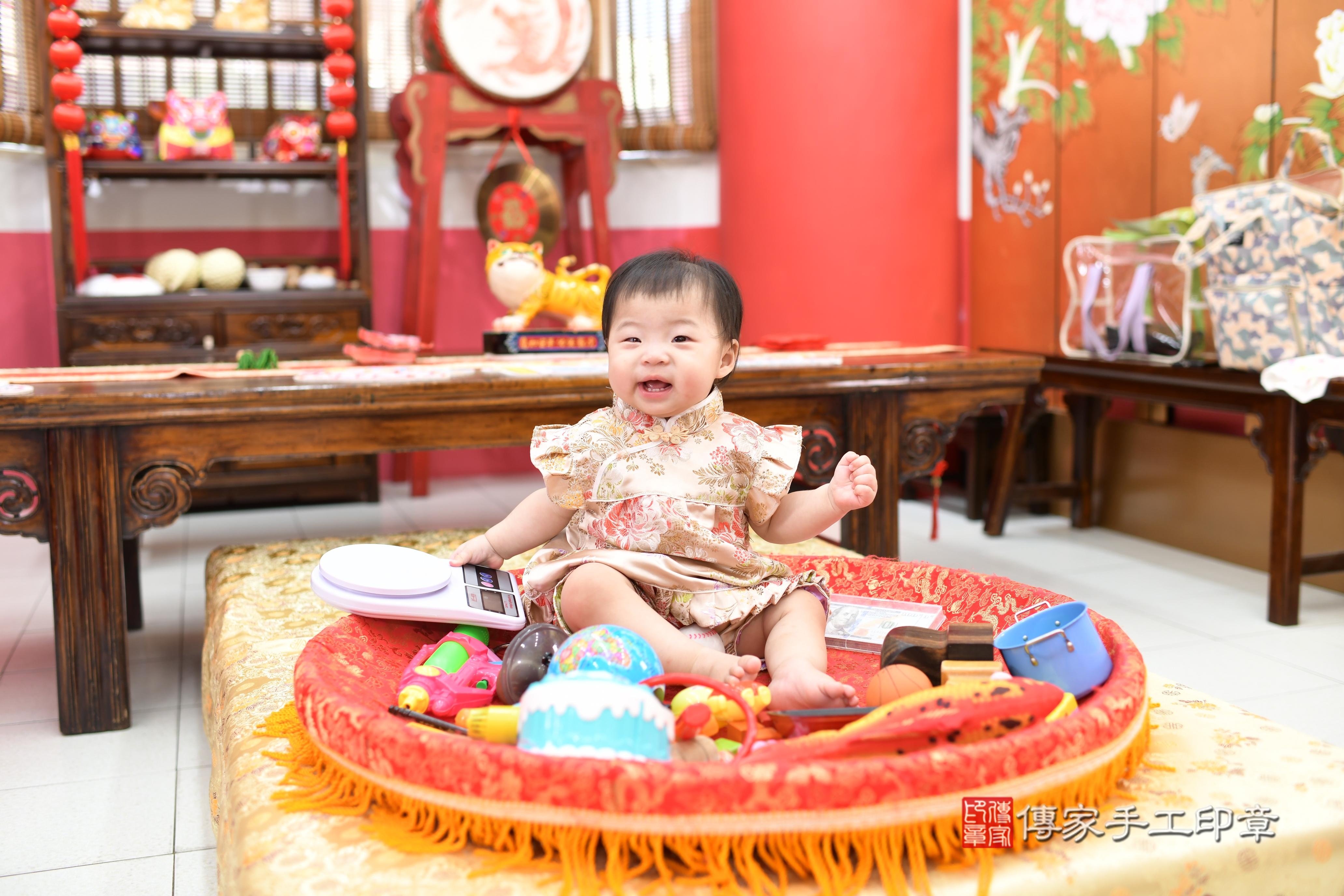 傳家手工印章高雄店、抓周、度脺、中國風會場、傳家嬰兒古禮、吉祥話、抓周道具物品24種、拍照。抓周證書。寶寶抓周、滿周歲、生日快樂、祝福