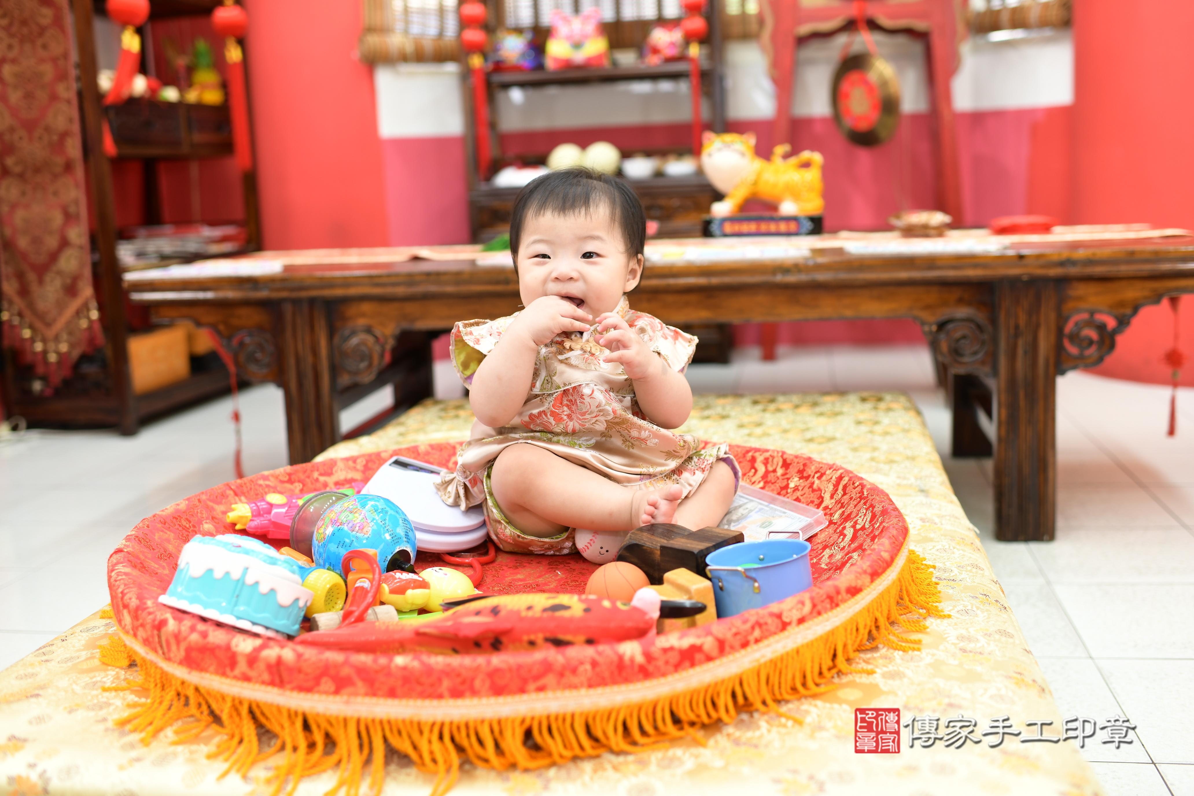 傳家手工印章高雄店、抓周、度脺、中國風會場、傳家嬰兒古禮、吉祥話、抓周道具物品24種、拍照。抓周證書。寶寶抓周、滿周歲、生日快樂、祝福
