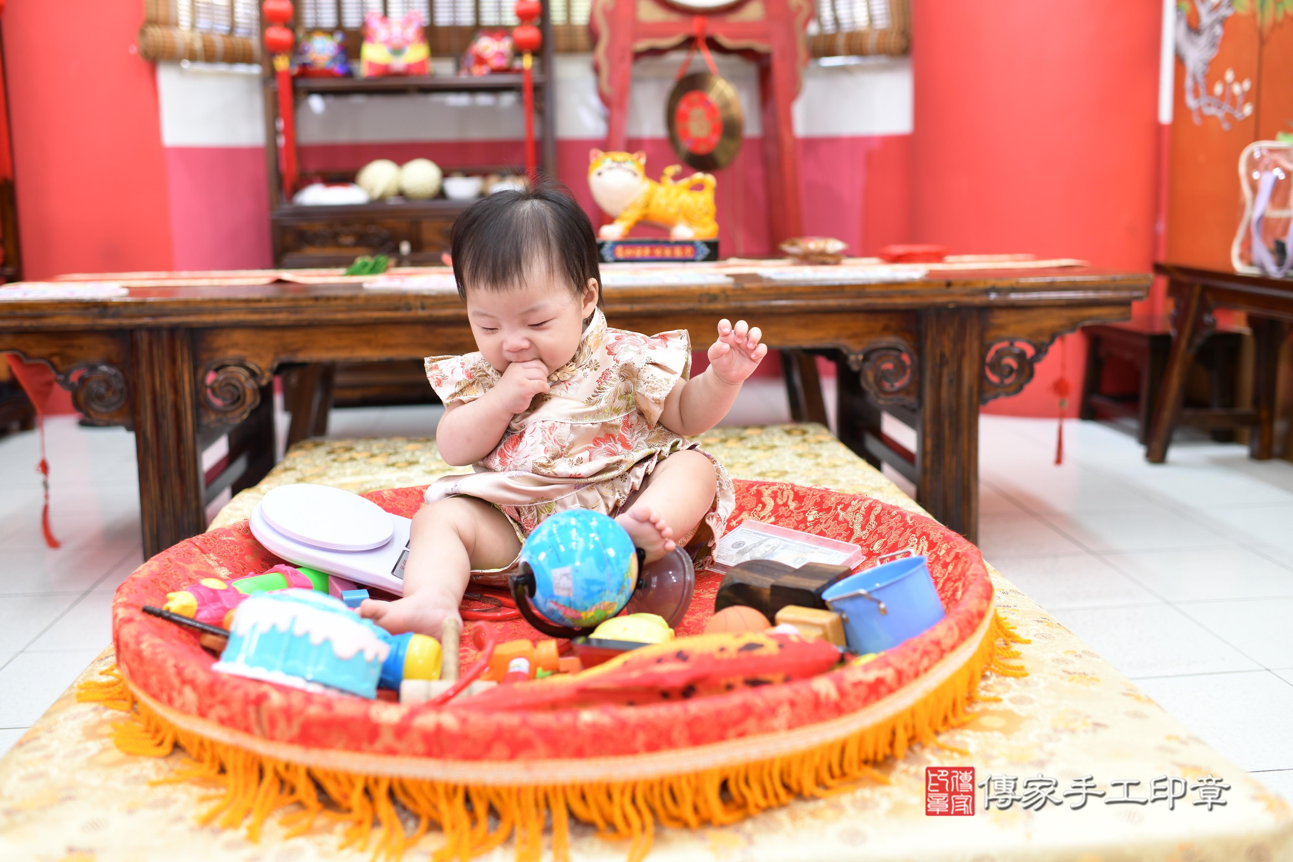 傳家手工印章高雄店、抓周、度脺、中國風會場、傳家嬰兒古禮、吉祥話、抓周道具物品24種、拍照。抓周證書。寶寶抓周、滿周歲、生日快樂、祝福