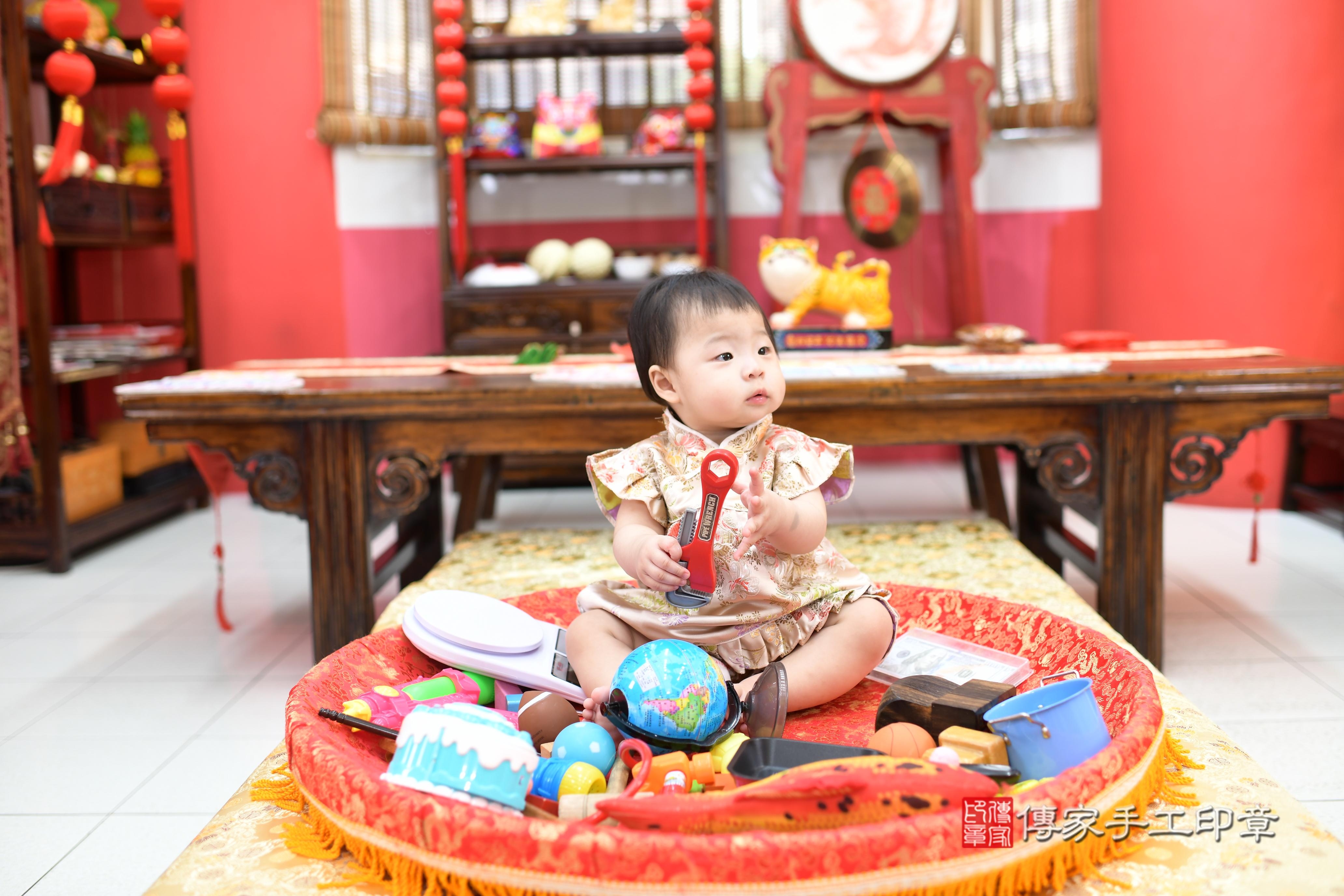 傳家手工印章高雄店、抓周、度脺、中國風會場、傳家嬰兒古禮、吉祥話、抓周道具物品24種、拍照。抓周證書。寶寶抓周、滿周歲、生日快樂、祝福