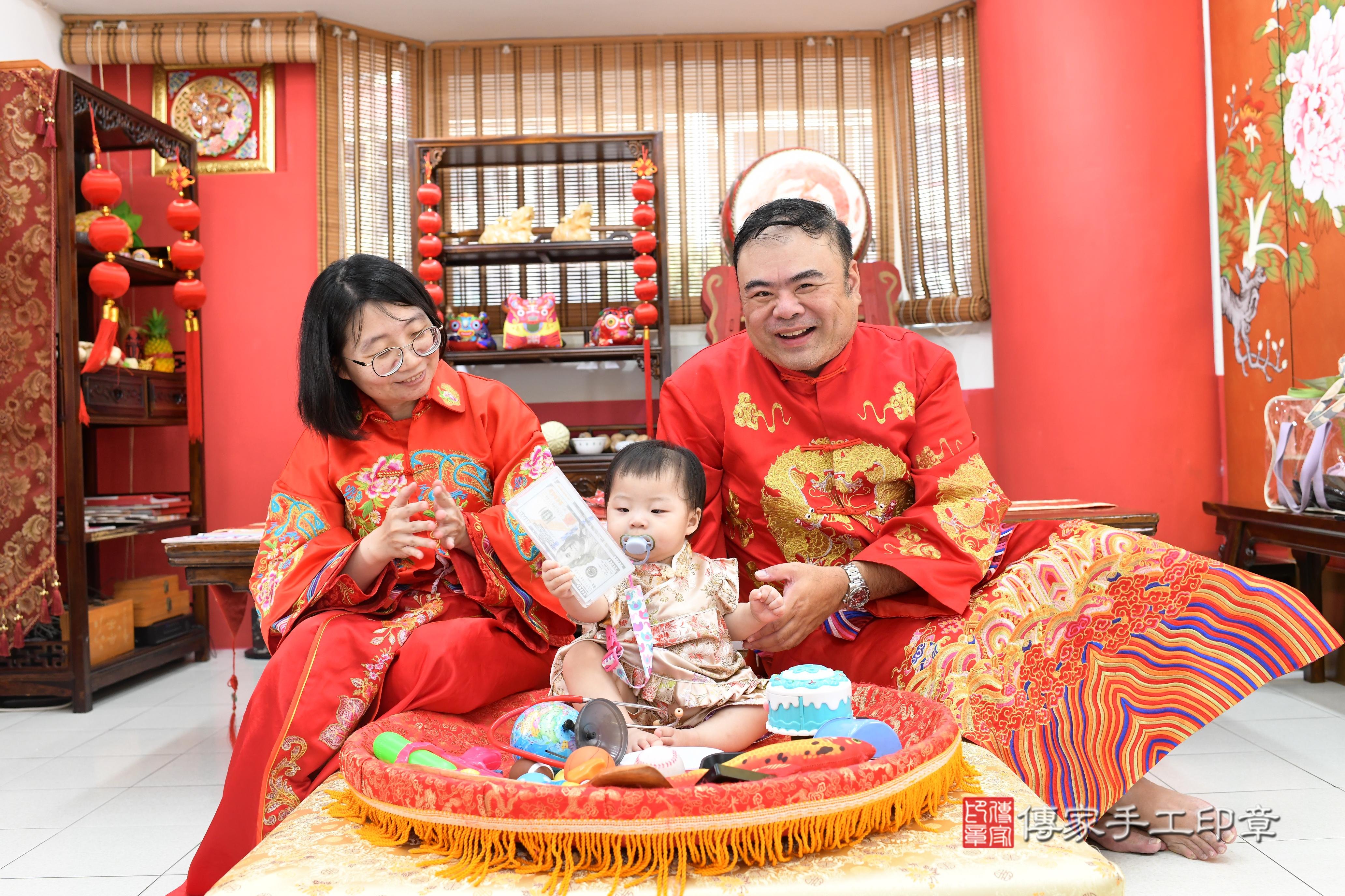 傳家手工印章高雄店、抓周、度脺、中國風會場、傳家嬰兒古禮、吉祥話、抓周道具物品24種、拍照。抓周證書。寶寶抓周、滿周歲、生日快樂、祝福