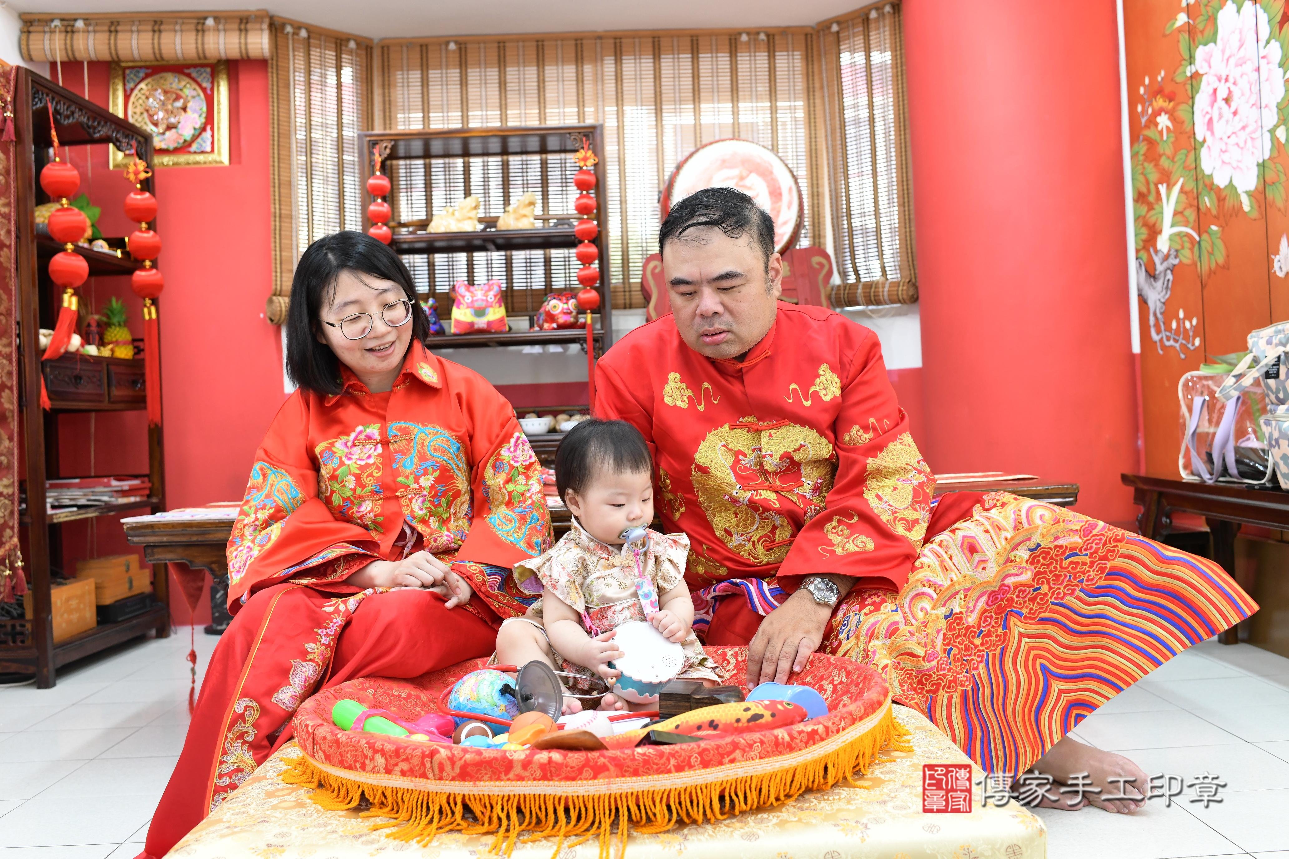 傳家手工印章高雄店、抓周、度脺、中國風會場、傳家嬰兒古禮、吉祥話、抓周道具物品24種、拍照。抓周證書。寶寶抓周、滿周歲、生日快樂、祝福