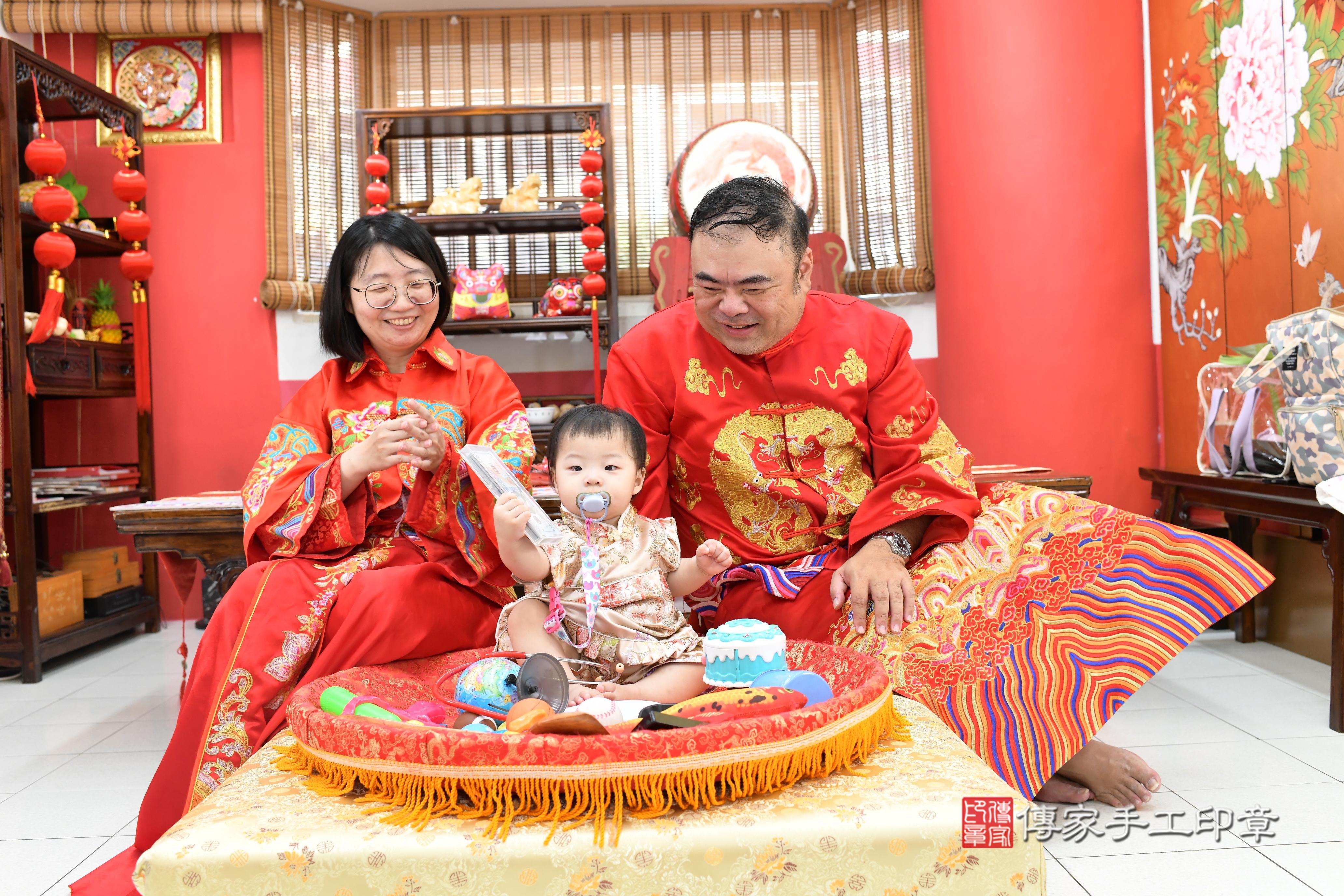 傳家手工印章高雄店、抓周、度脺、中國風會場、傳家嬰兒古禮、吉祥話、抓周道具物品24種、拍照。抓周證書。寶寶抓周、滿周歲、生日快樂、祝福