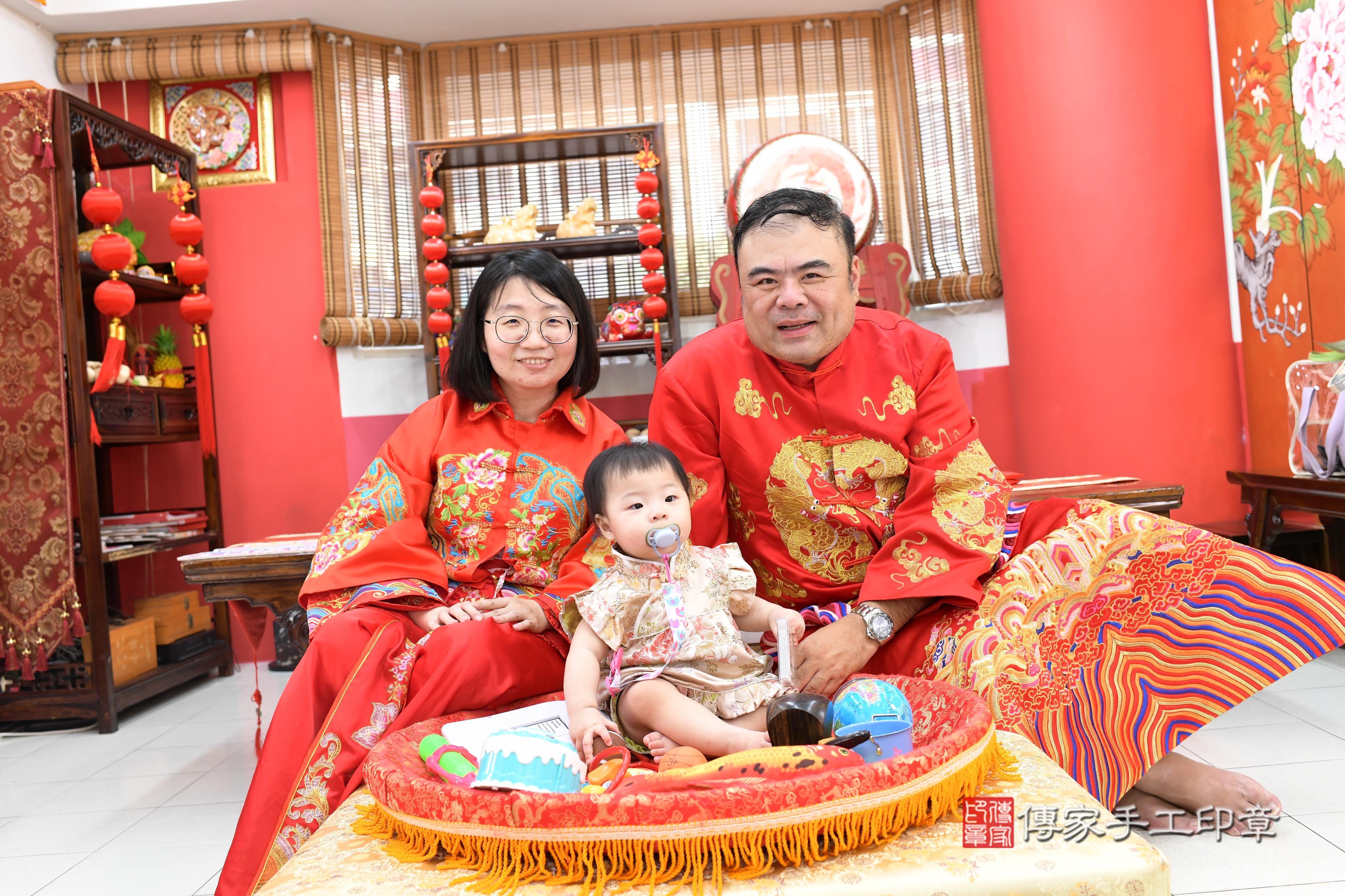 傳家手工印章高雄店、抓周、度脺、中國風會場、傳家嬰兒古禮、吉祥話、抓周道具物品24種、拍照。抓周證書。寶寶抓周、滿周歲、生日快樂、祝福