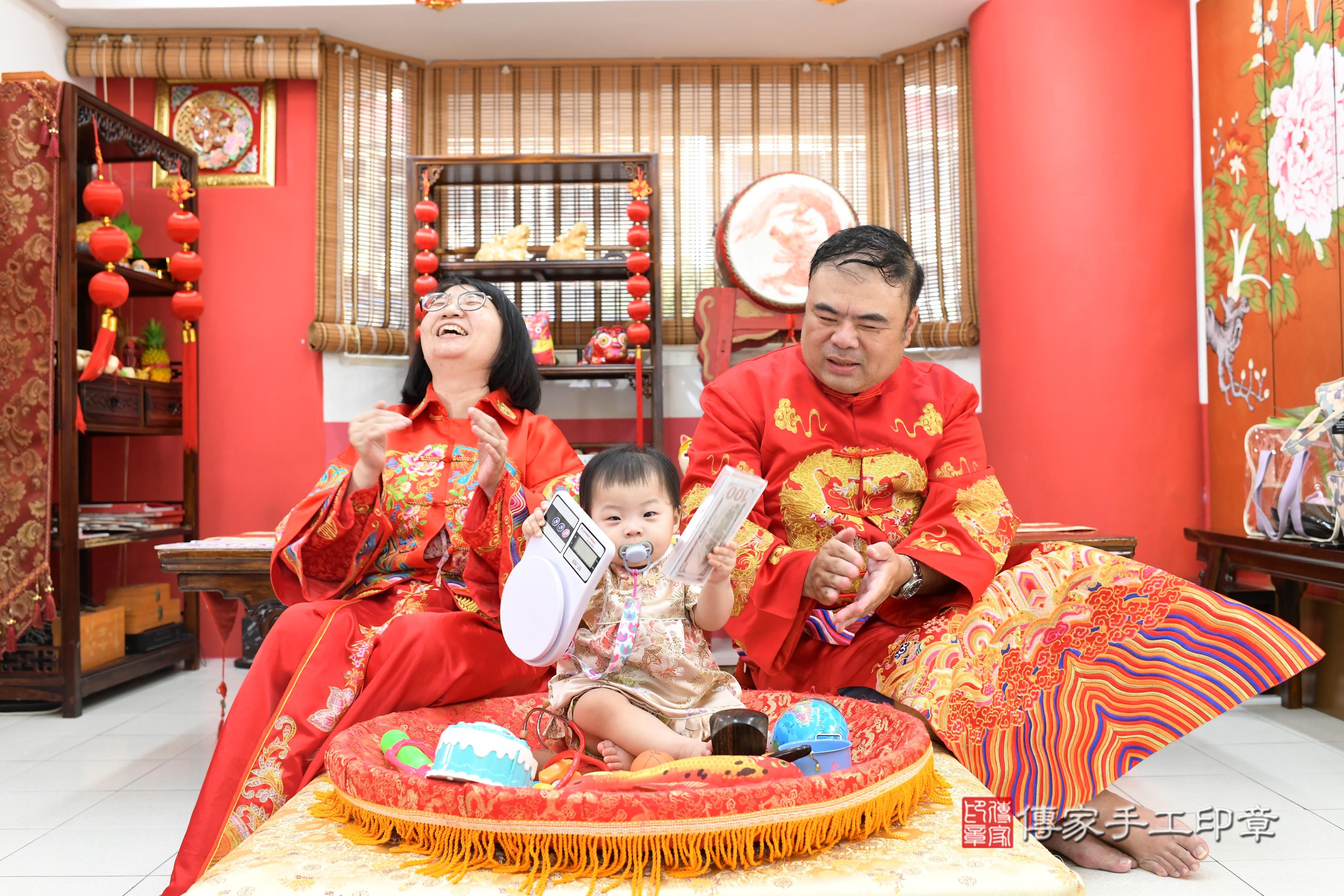 傳家手工印章高雄店、抓周、度脺、中國風會場、傳家嬰兒古禮、吉祥話、抓周道具物品24種、拍照。抓周證書。寶寶抓周、滿周歲、生日快樂、祝福