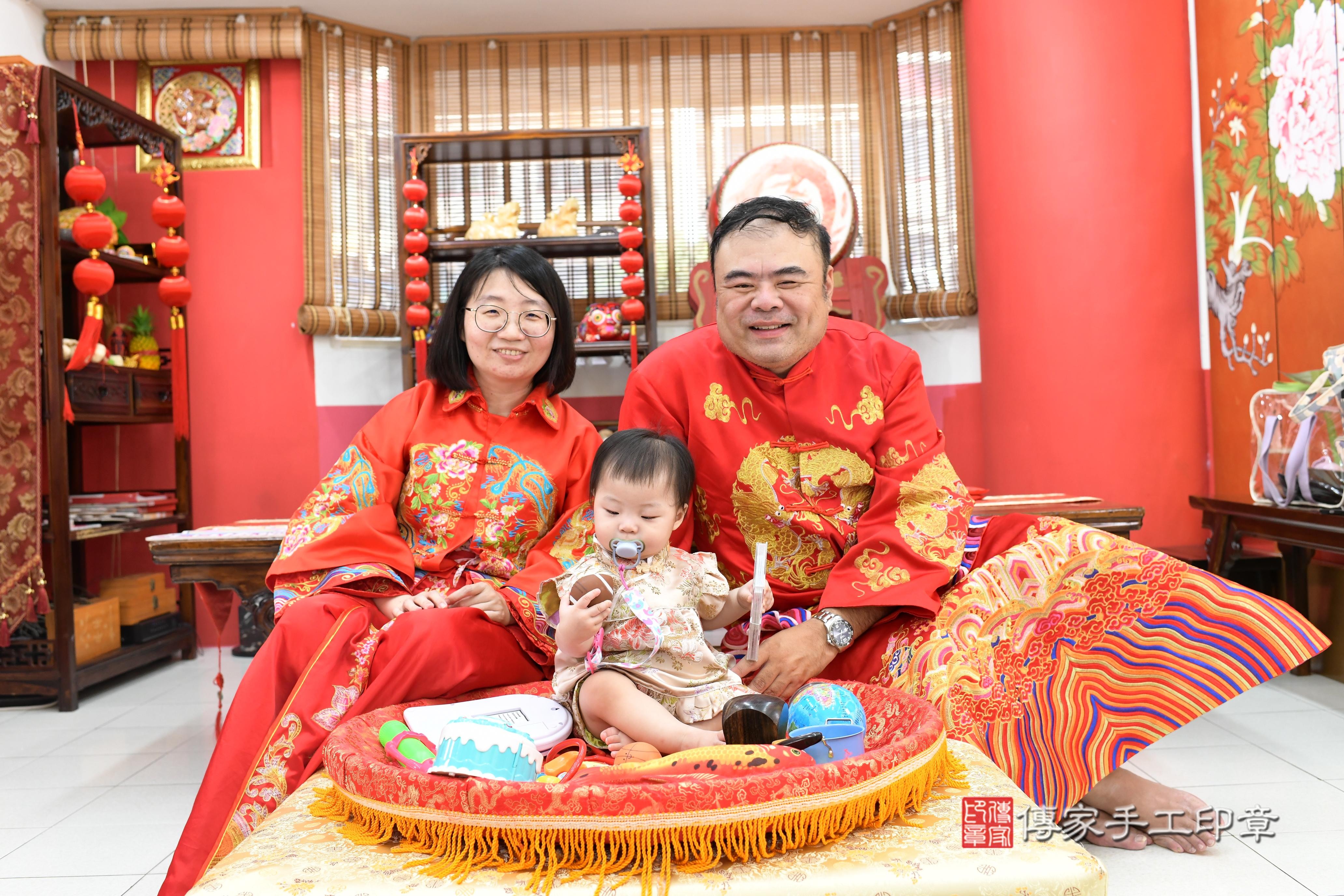 傳家手工印章高雄店、抓周、度脺、中國風會場、傳家嬰兒古禮、吉祥話、抓周道具物品24種、拍照。抓周證書。寶寶抓周、滿周歲、生日快樂、祝福