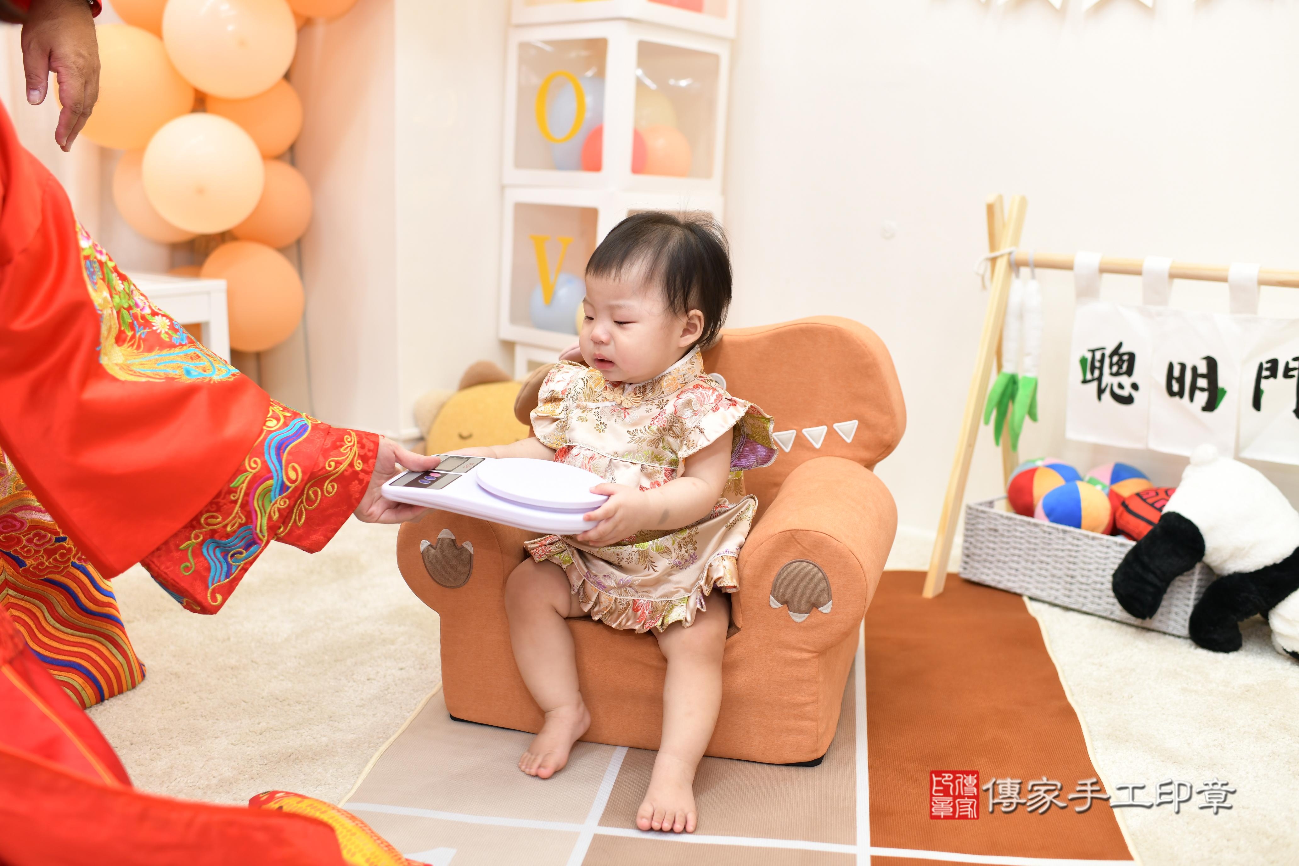 傳家手工印章高雄店、抓周、度脺、中國風會場、傳家嬰兒古禮、吉祥話、抓周道具物品24種、拍照。抓周證書。寶寶抓周、滿周歲、生日快樂、祝福