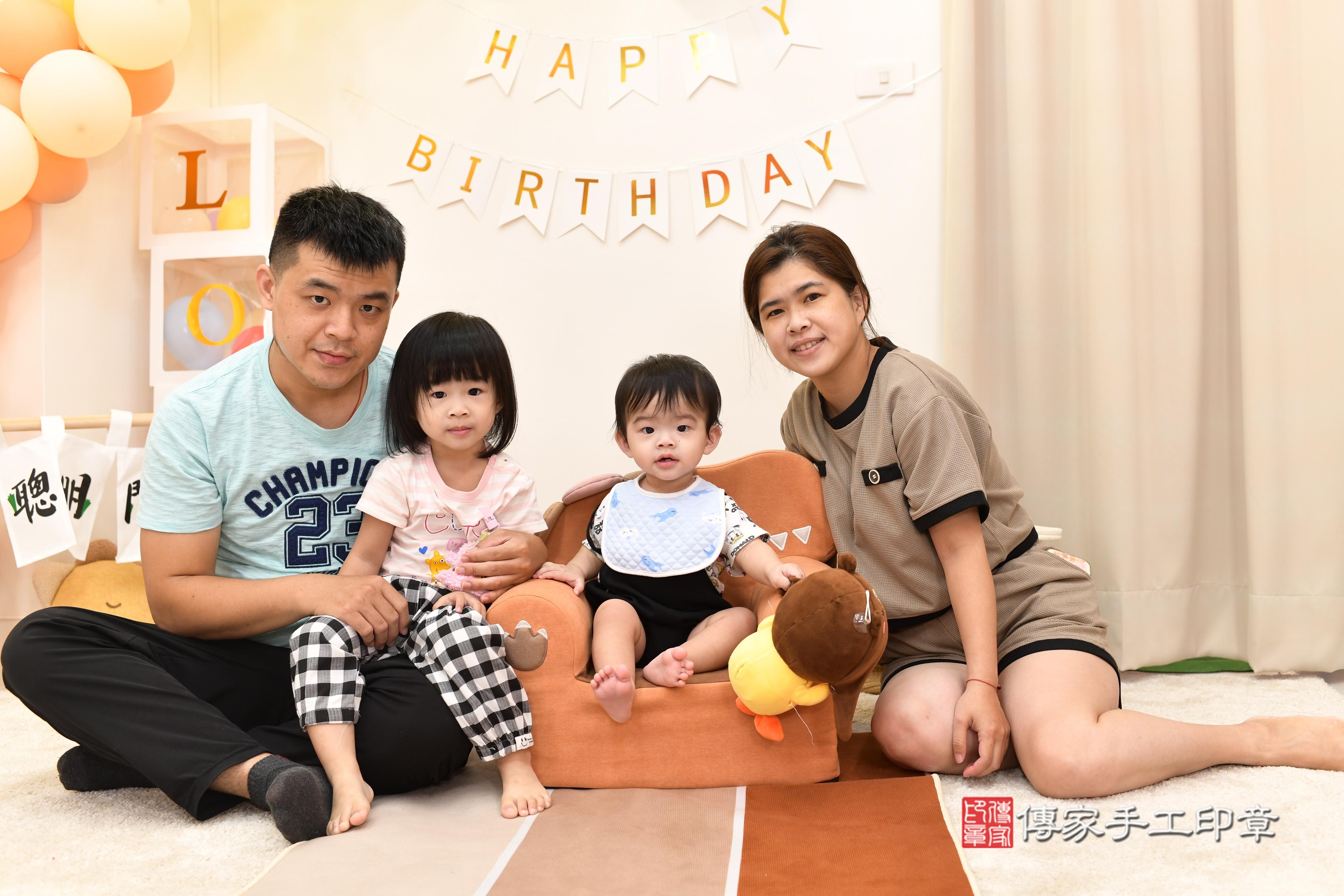 傳家手工印章高雄店、抓周、度脺、中國風會場、傳家嬰兒古禮、吉祥話、抓周道具物品24種、拍照。抓周證書。寶寶抓周、滿周歲、生日快樂、祝福