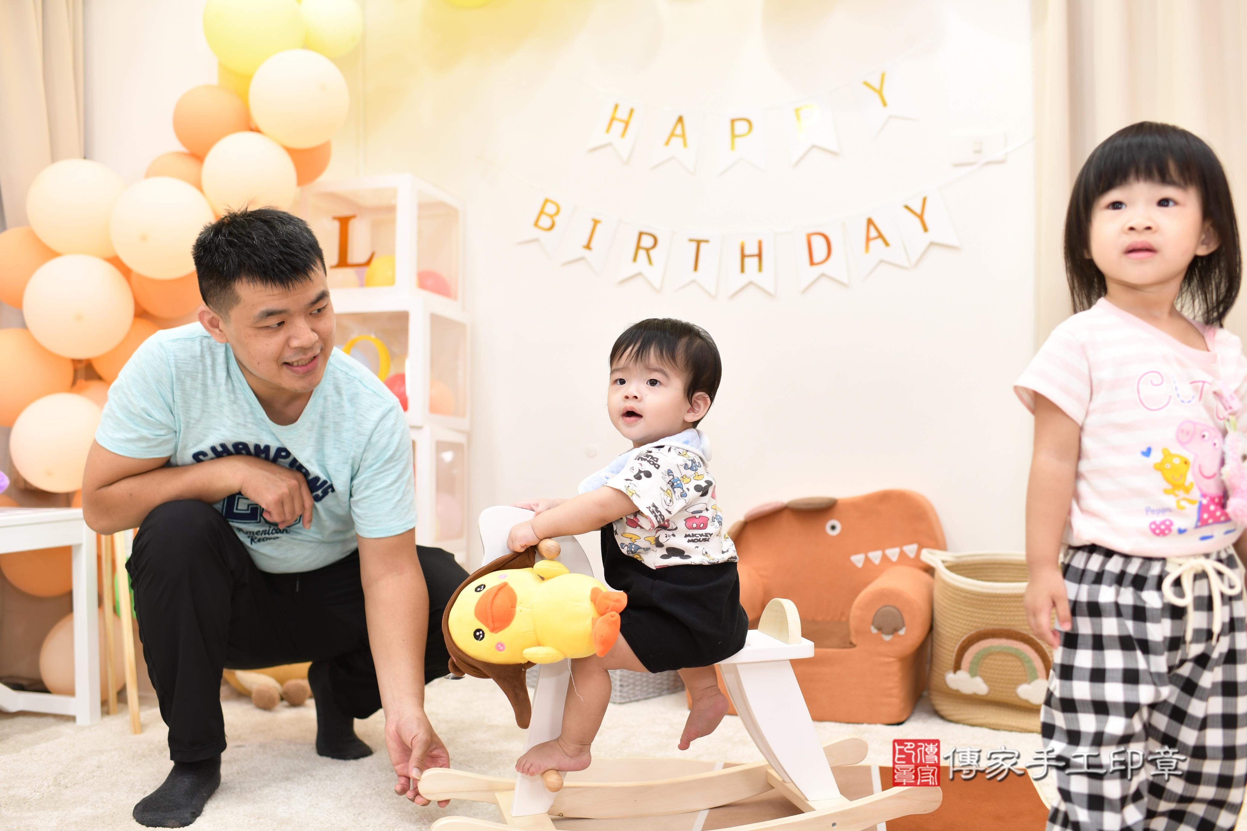 傳家手工印章高雄店、抓周、度脺、中國風會場、傳家嬰兒古禮、吉祥話、抓周道具物品24種、拍照。抓周證書。寶寶抓周、滿周歲、生日快樂、祝福