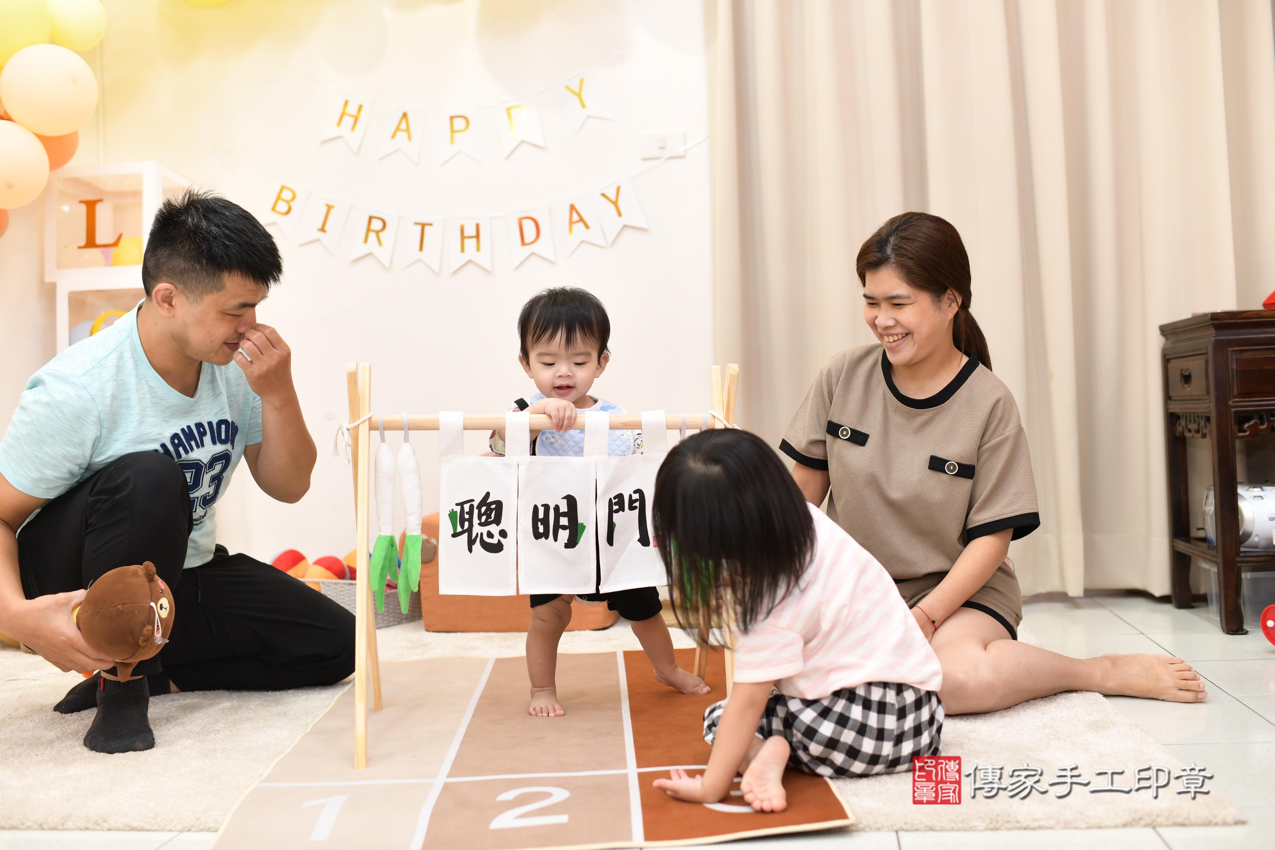 傳家手工印章高雄店、抓周、度脺、中國風會場、傳家嬰兒古禮、吉祥話、抓周道具物品24種、拍照。抓周證書。寶寶抓周、滿周歲、生日快樂、祝福