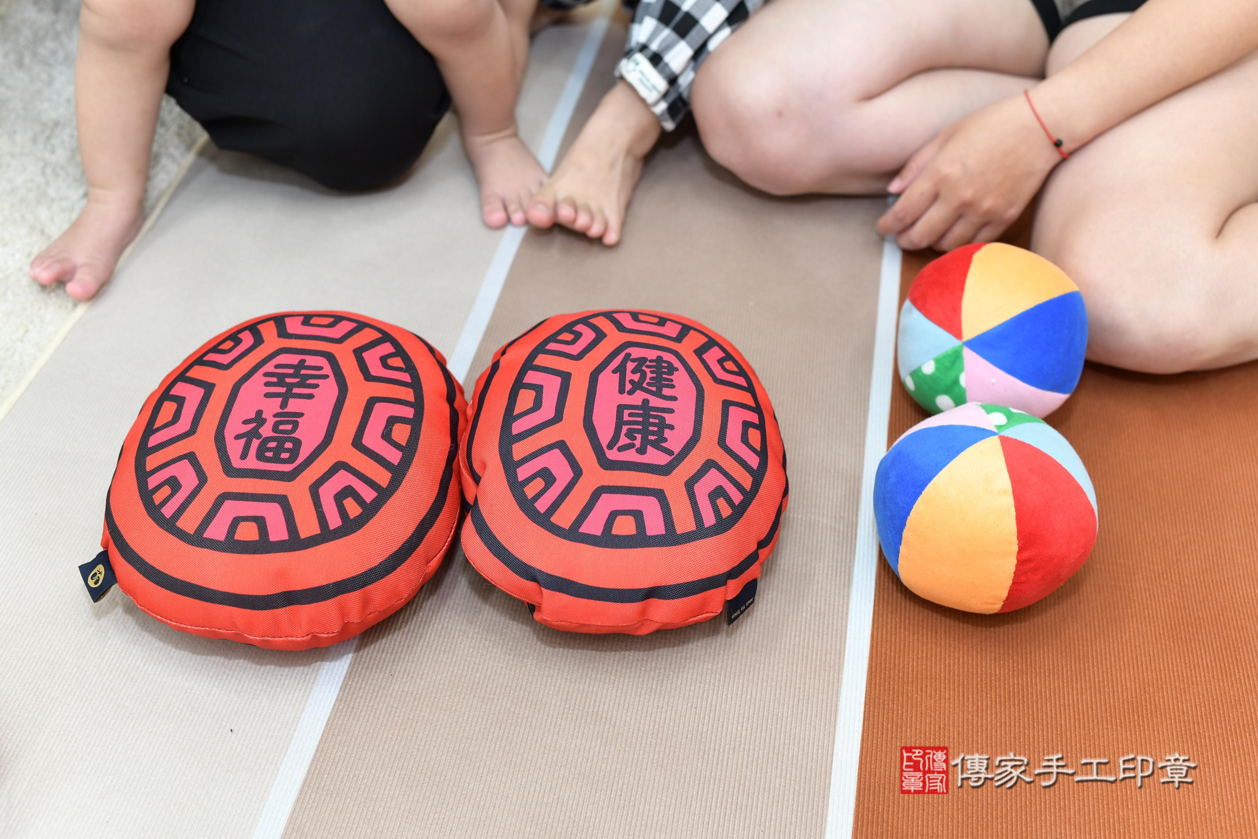 傳家手工印章高雄店、抓周、度脺、中國風會場、傳家嬰兒古禮、吉祥話、抓周道具物品24種、拍照。抓周證書。寶寶抓周、滿周歲、生日快樂、祝福