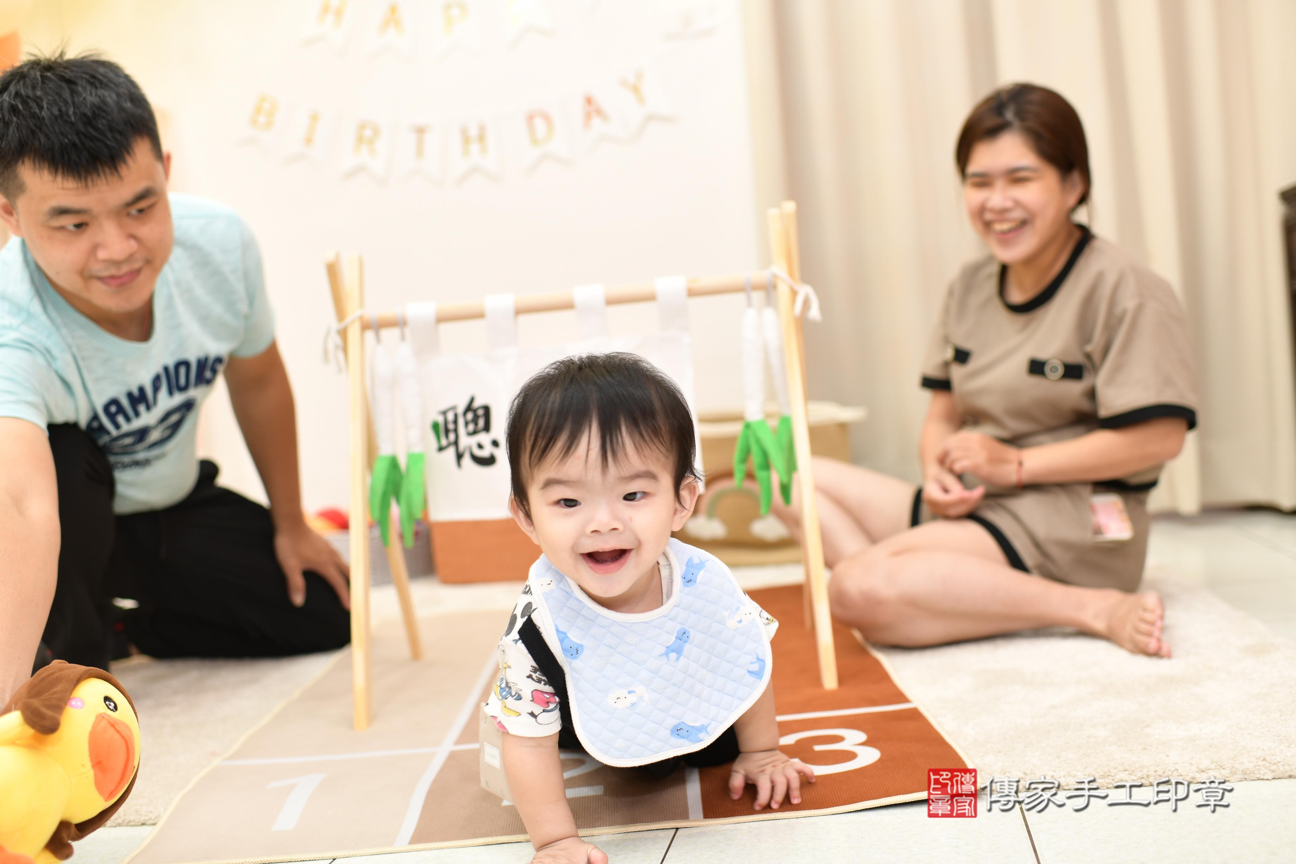 傳家手工印章高雄店、抓周、度脺、中國風會場、傳家嬰兒古禮、吉祥話、抓周道具物品24種、拍照。抓周證書。寶寶抓周、滿周歲、生日快樂、祝福