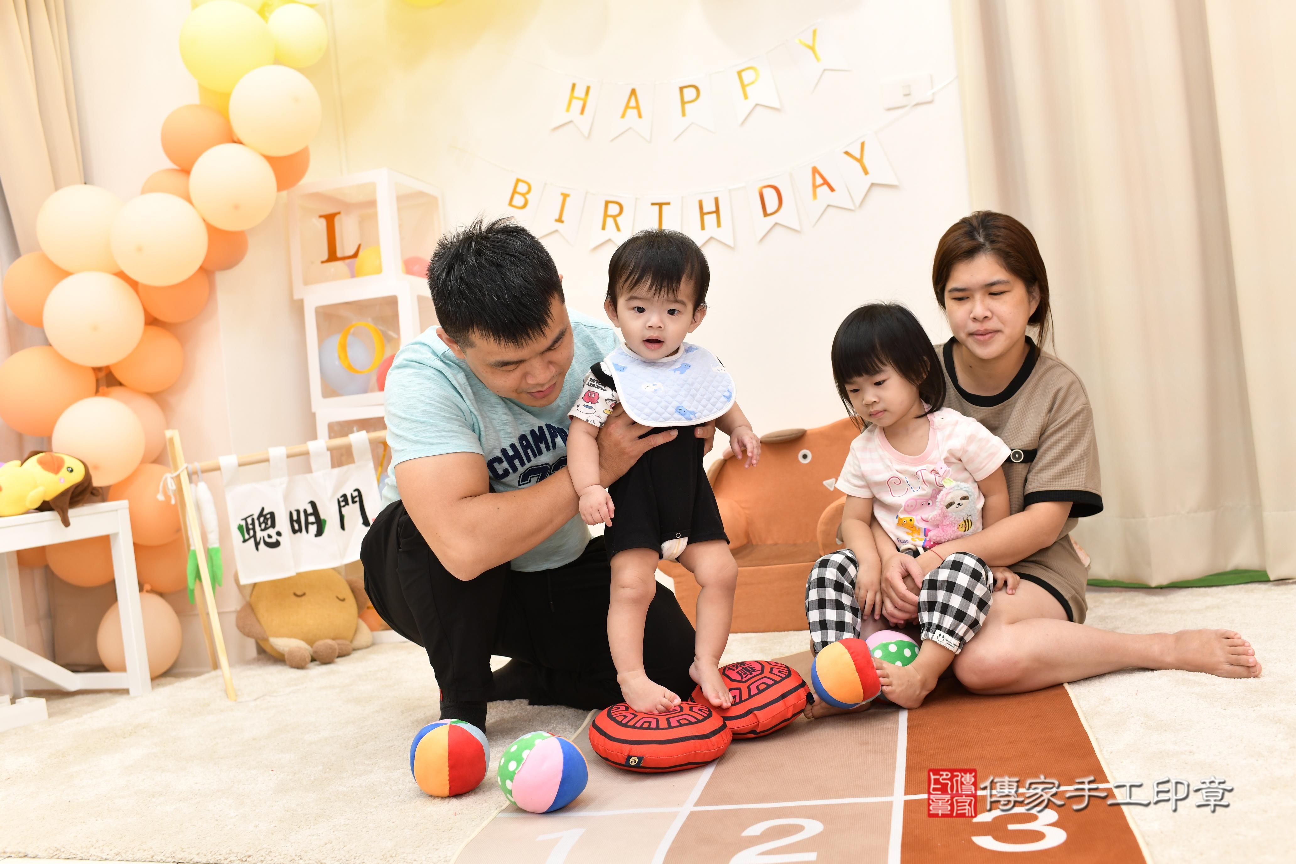 傳家手工印章高雄店、抓周、度脺、中國風會場、傳家嬰兒古禮、吉祥話、抓周道具物品24種、拍照。抓周證書。寶寶抓周、滿周歲、生日快樂、祝福