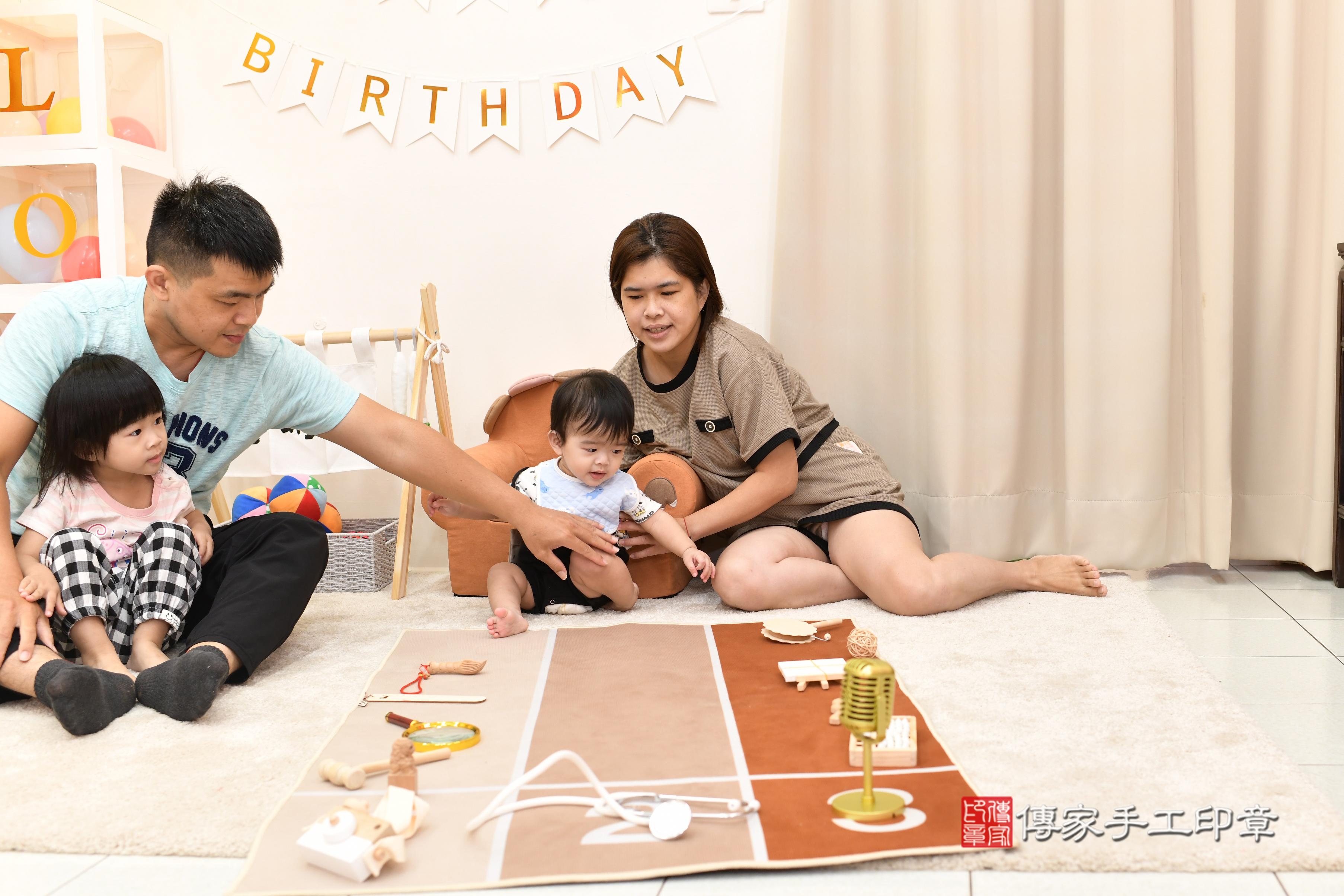 傳家手工印章高雄店、抓周、度脺、中國風會場、傳家嬰兒古禮、吉祥話、抓周道具物品24種、拍照。抓周證書。寶寶抓周、滿周歲、生日快樂、祝福