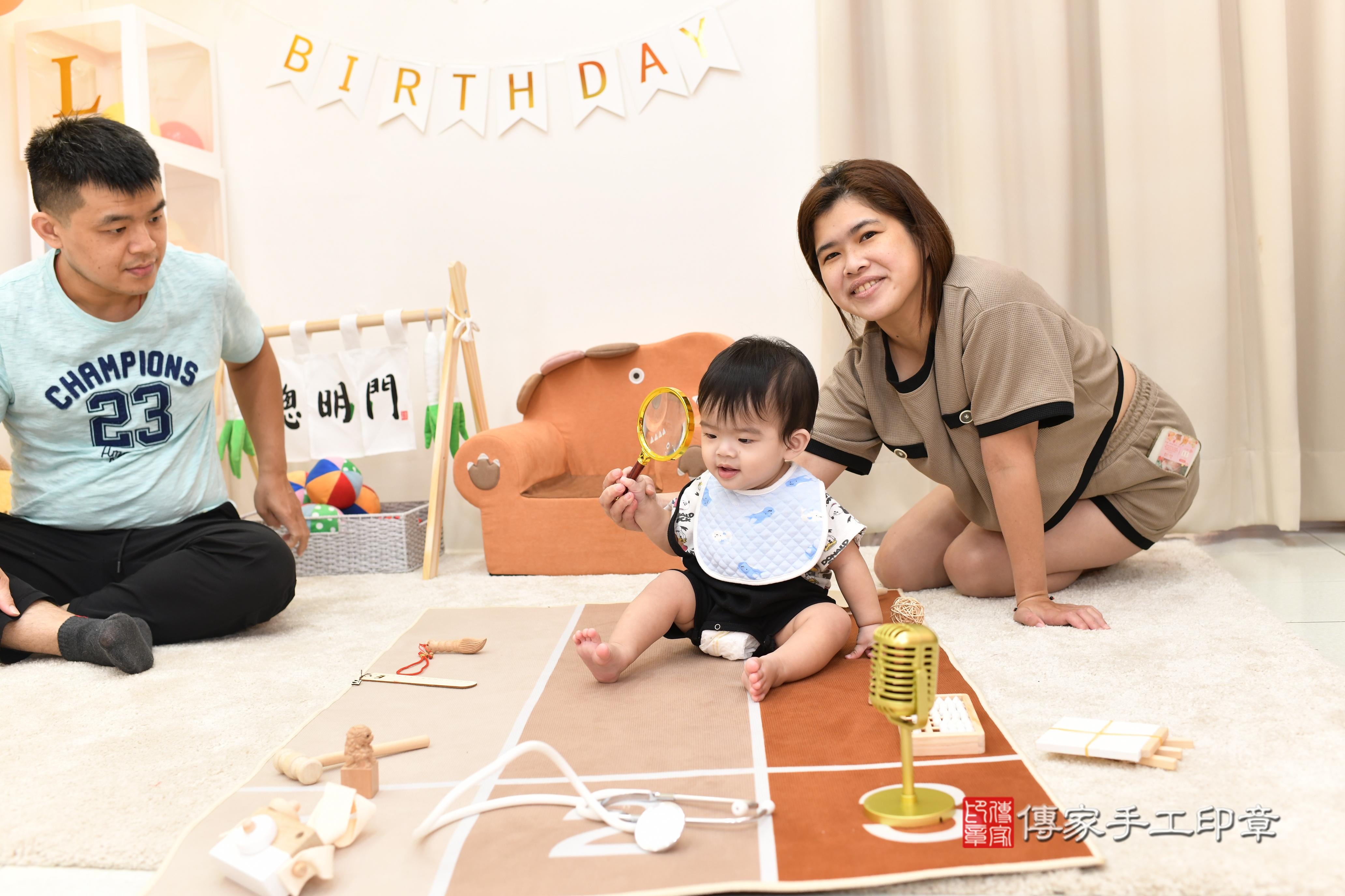 傳家手工印章高雄店、抓周、度脺、中國風會場、傳家嬰兒古禮、吉祥話、抓周道具物品24種、拍照。抓周證書。寶寶抓周、滿周歲、生日快樂、祝福