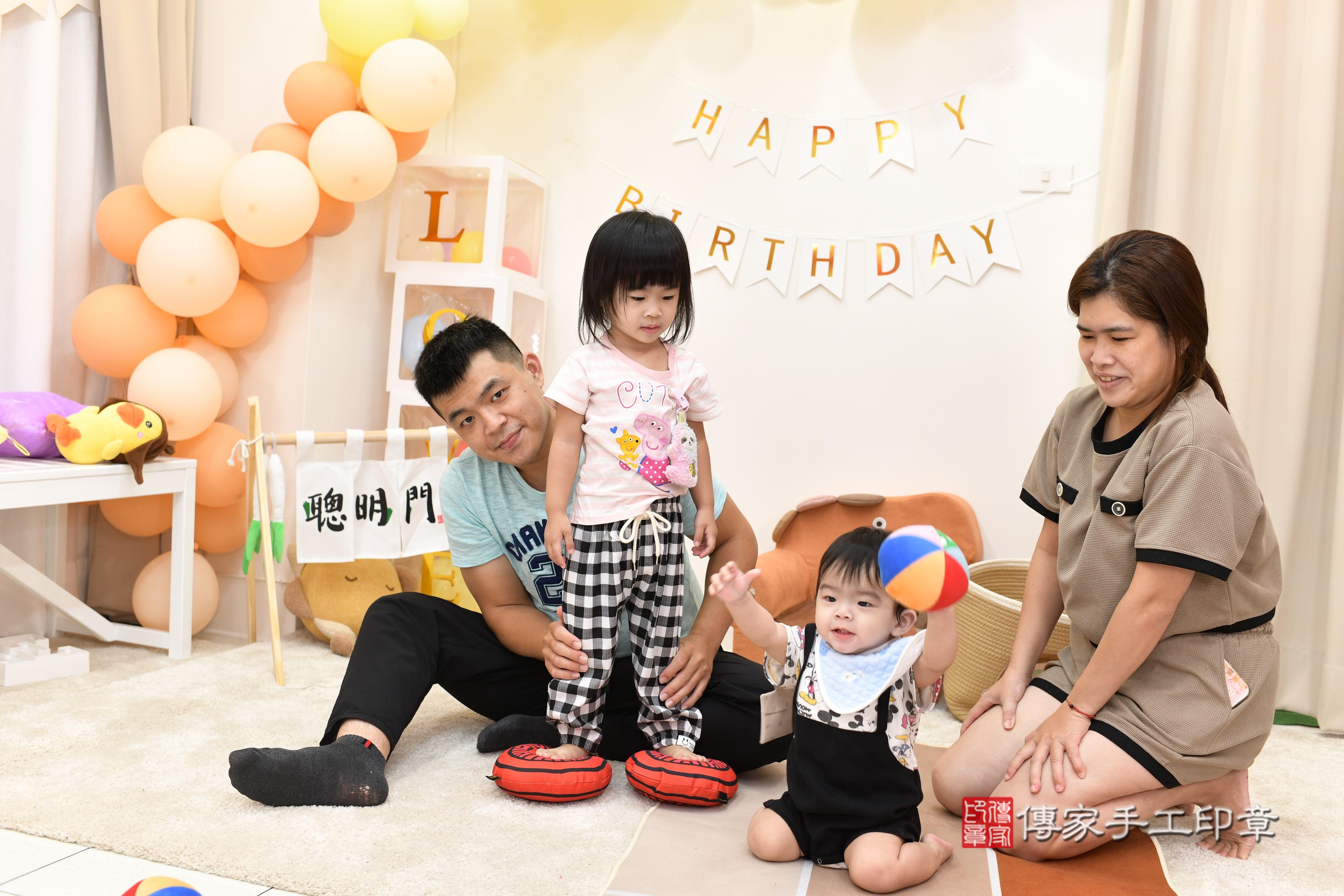 傳家手工印章高雄店、抓周、度脺、中國風會場、傳家嬰兒古禮、吉祥話、抓周道具物品24種、拍照。抓周證書。寶寶抓周、滿周歲、生日快樂、祝福