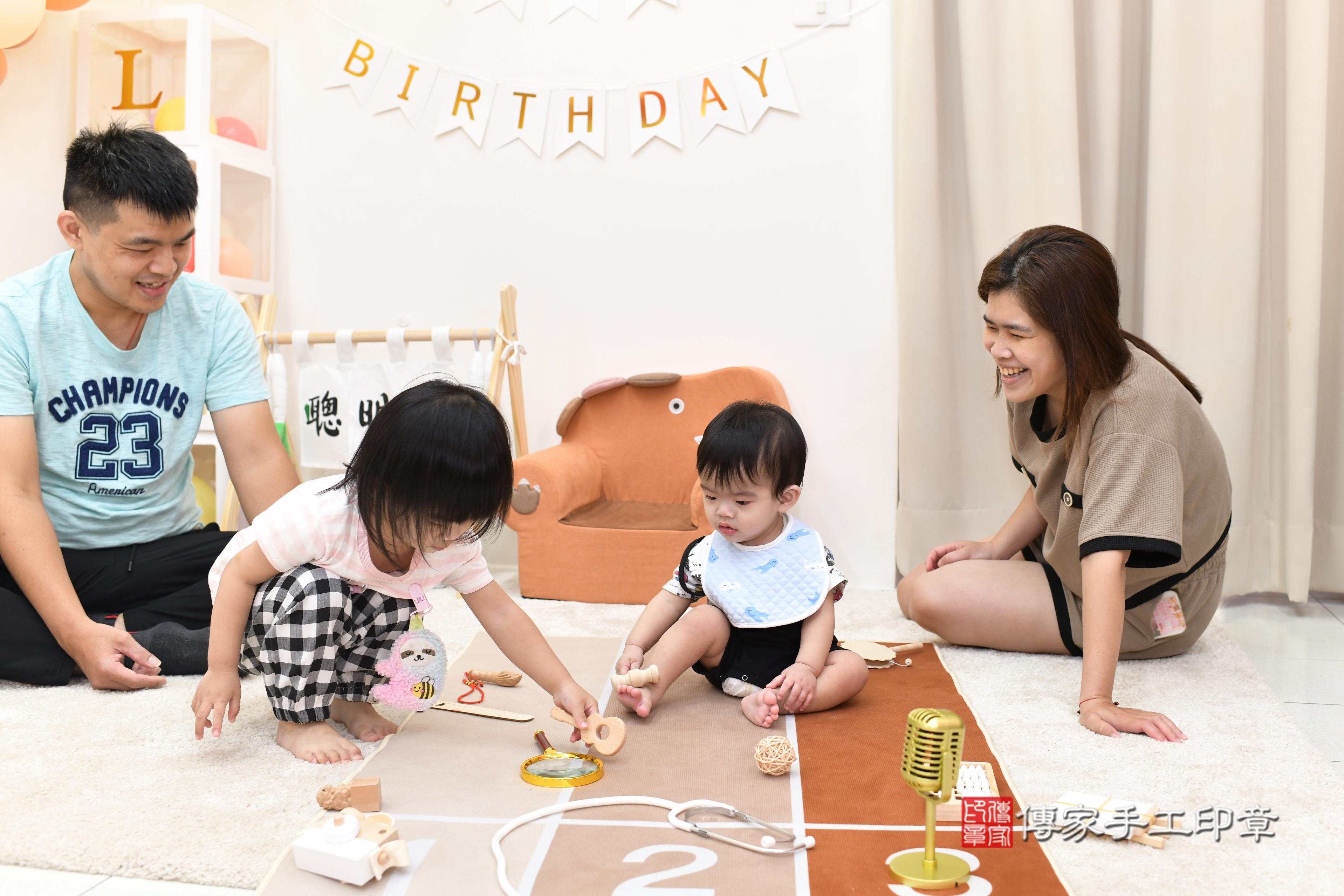 傳家手工印章高雄店、抓周、度脺、中國風會場、傳家嬰兒古禮、吉祥話、抓周道具物品24種、拍照。抓周證書。寶寶抓周、滿周歲、生日快樂、祝福