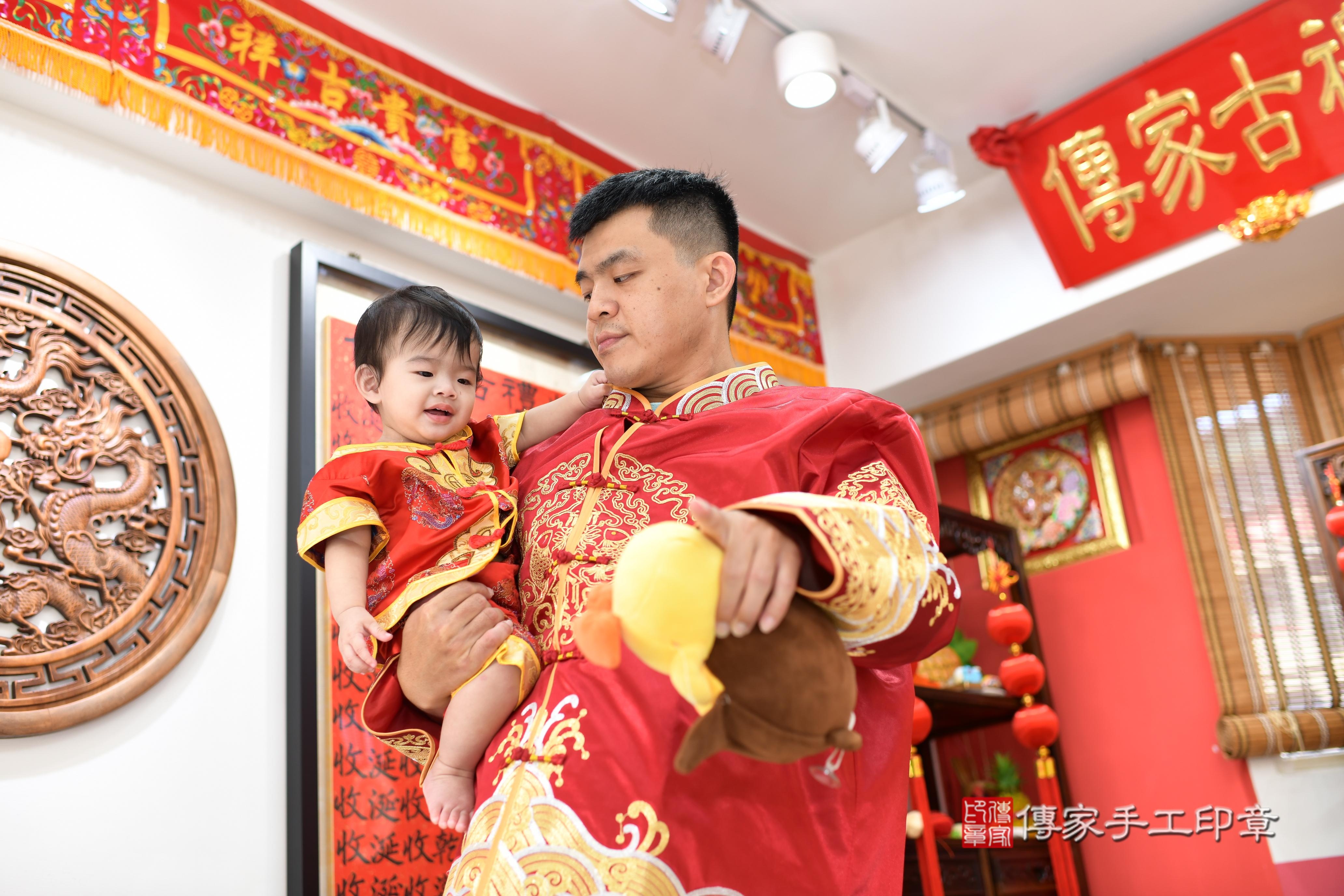 傳家手工印章高雄店、抓周、度脺、中國風會場、傳家嬰兒古禮、吉祥話、抓周道具物品24種、拍照。抓周證書。寶寶抓周、滿周歲、生日快樂、祝福