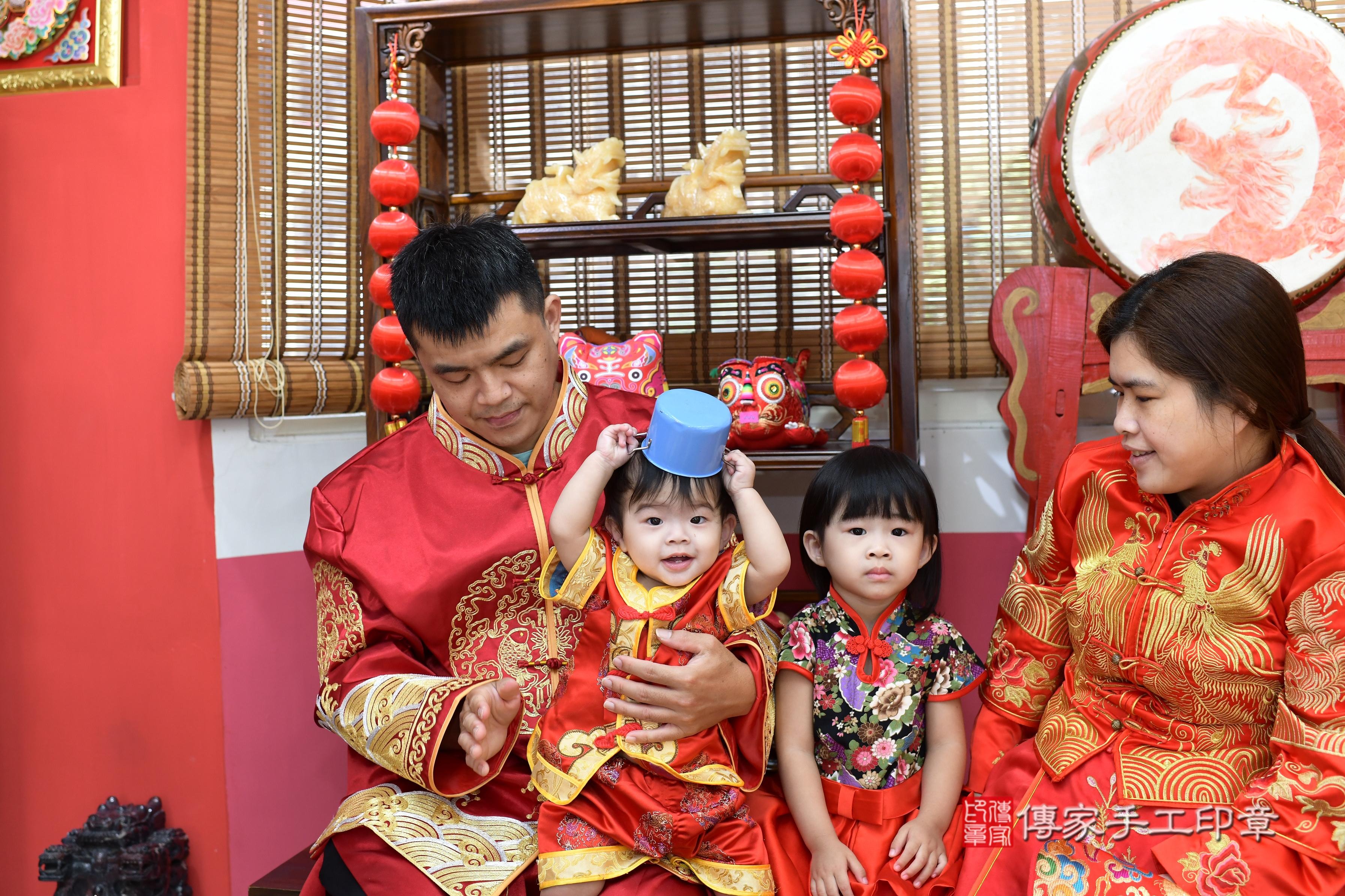 傳家手工印章高雄店、抓周、度脺、中國風會場、傳家嬰兒古禮、吉祥話、抓周道具物品24種、拍照。抓周證書。寶寶抓周、滿周歲、生日快樂、祝福