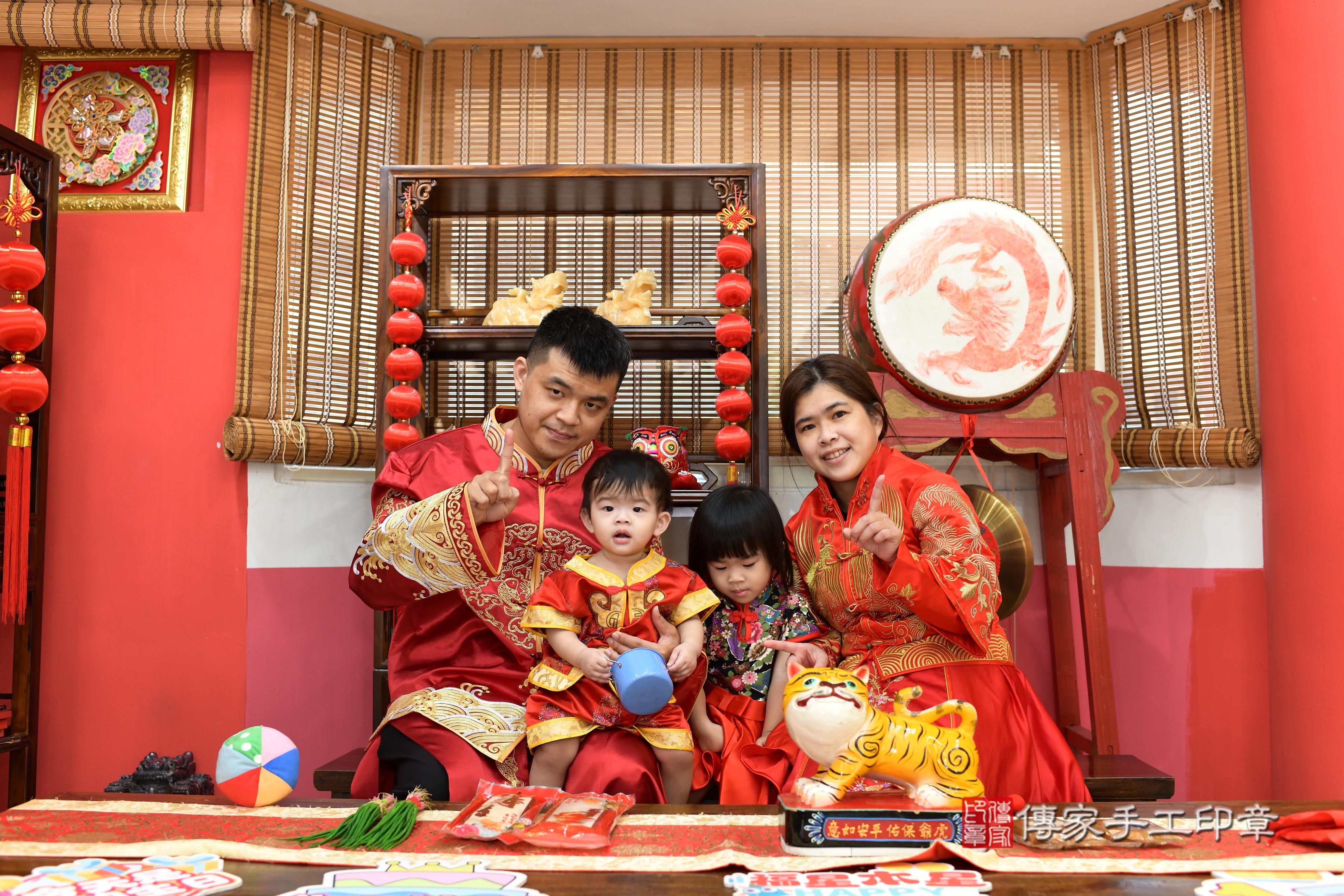 傳家手工印章高雄店、抓周、度脺、中國風會場、傳家嬰兒古禮、吉祥話、抓周道具物品24種、拍照。抓周證書。寶寶抓周、滿周歲、生日快樂、祝福